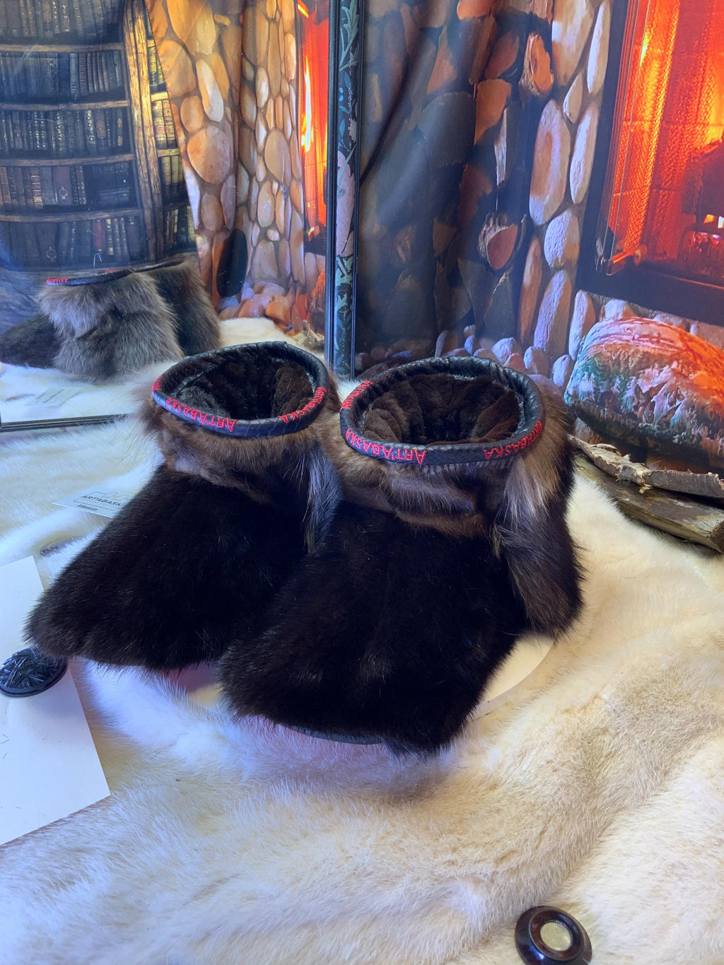 Mocassins d’intérieur homme 10 Les Thérèse – tout fourrure recyclée vison brun et raton – semelle rouge – fait à la main Québec