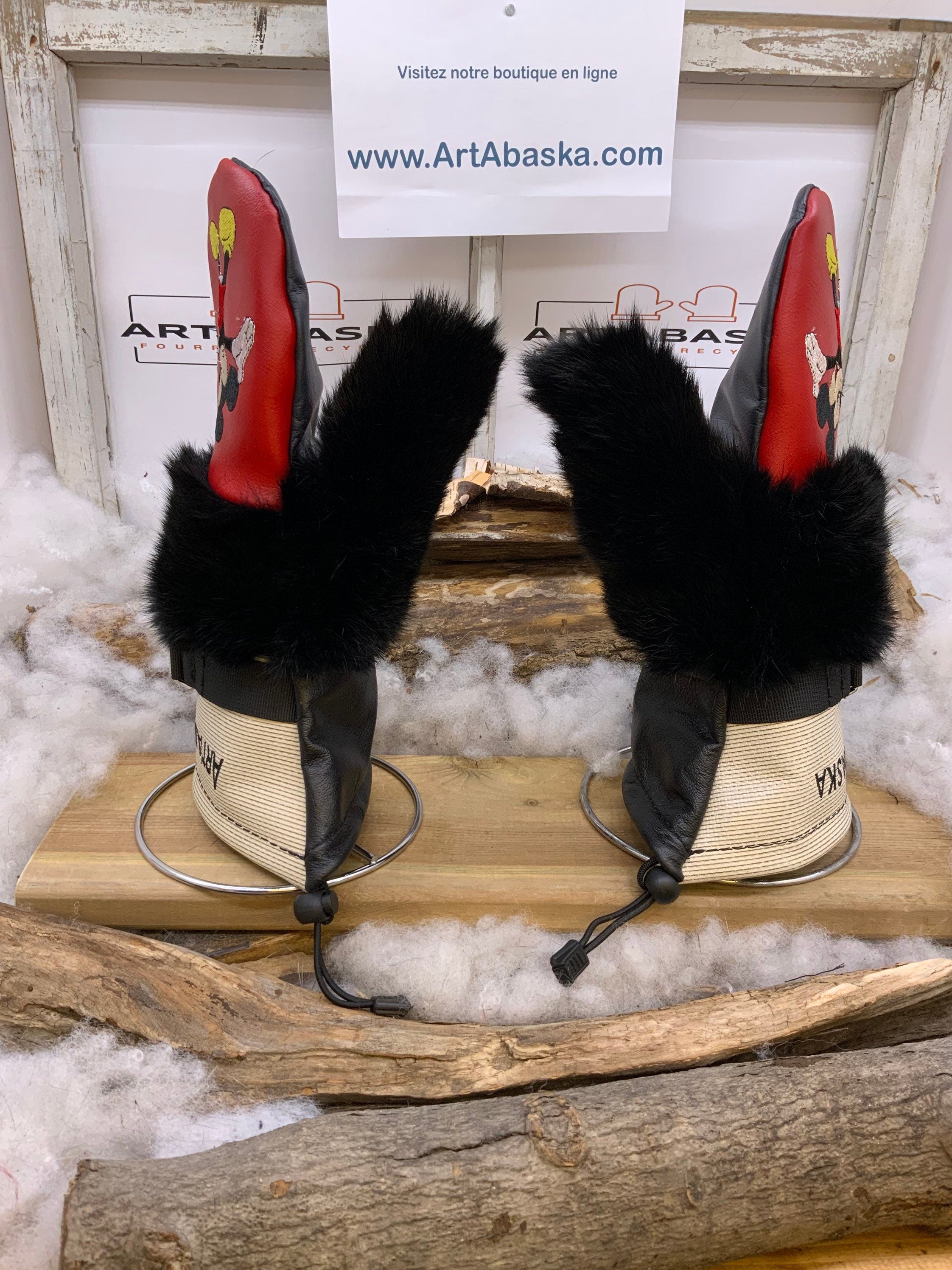 Mitaines Les Lucie – Médium – Édition Spéciale Mickey – fourrure recyclée lapin noir et cuir rouge embossé – fait à la main Québec
