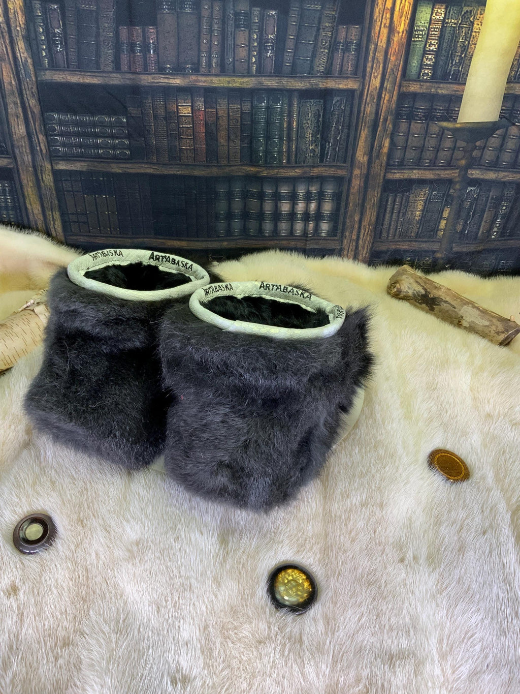 Mocassin d’intérieur homme Les Hélène – pointure 11 – édition spéciale Bruins de Boston – cuir & fourrure recyclés – fait à la main Québec