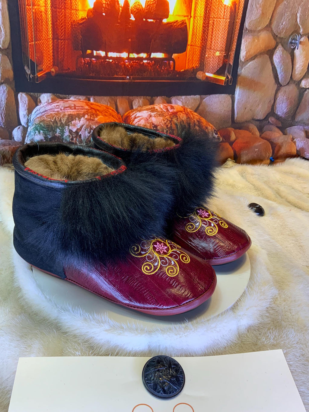 Mocassins d’intérieur Les Violette – 10 femme – cuir anguille bourgogne brodé mandala & mouton pleine longueur recyclés Québec