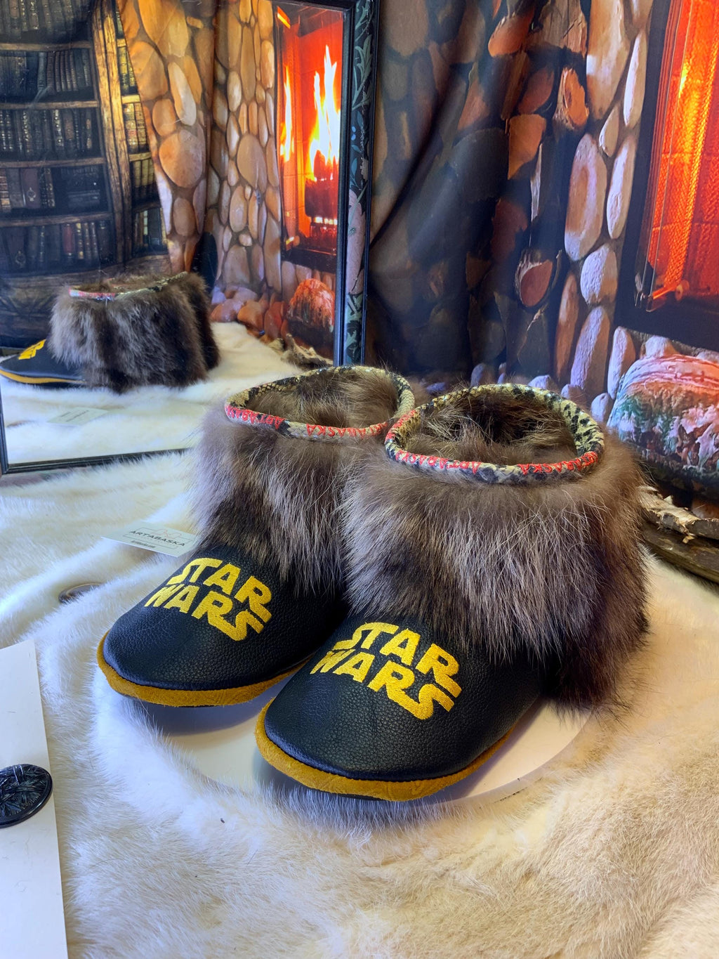Mocassin d’intérieur homme Les Lizette – pointure 10 – cuir italien brodé Star Wars & raton recyclé – semelle noire or – fait main Québec