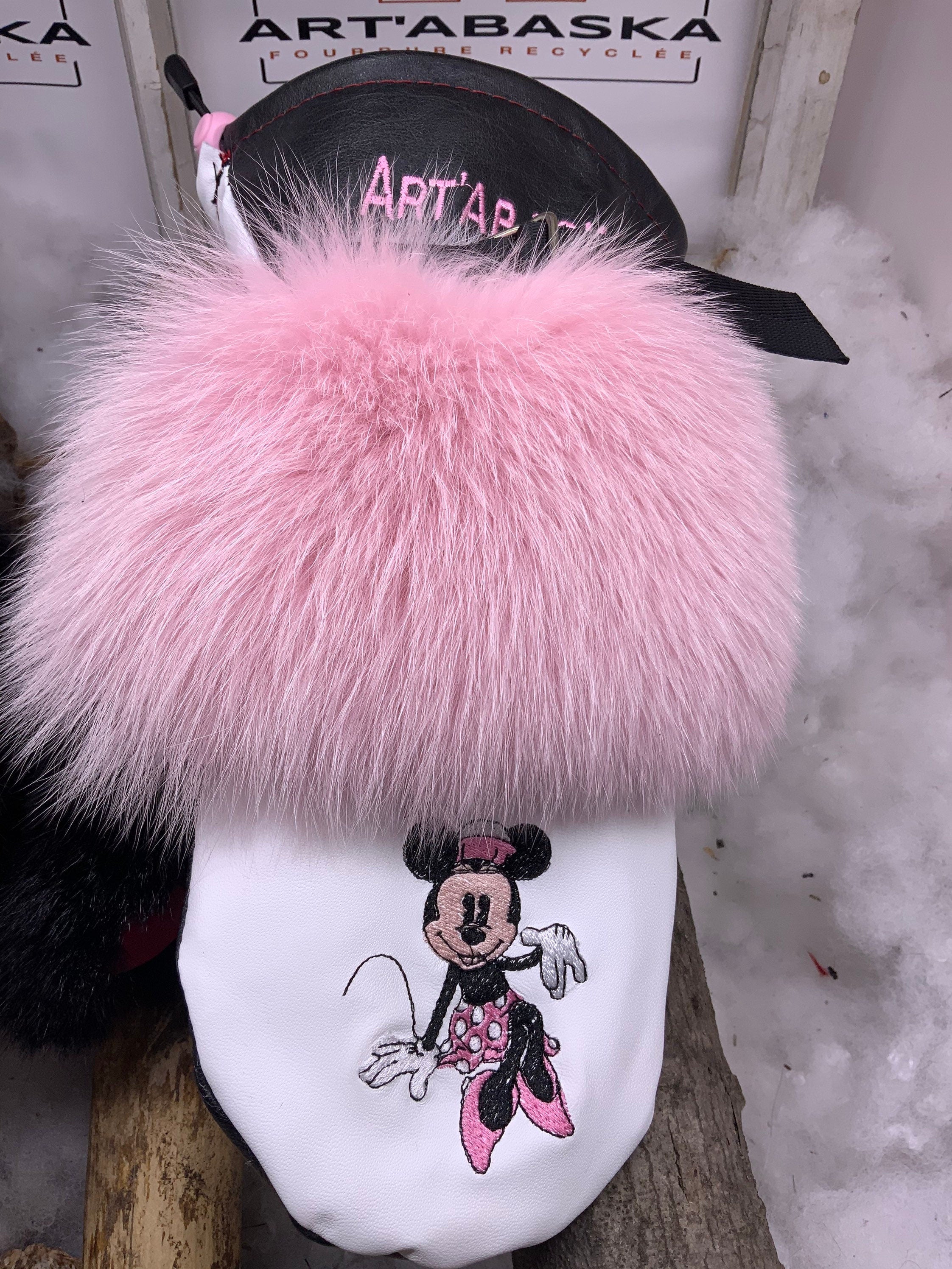 Mitaines Gilberte LARGE/MED cuir recyclé édition Mickey Minnie Disney brodées renard blanc opossum noir pièce unique fait à la main Québec
