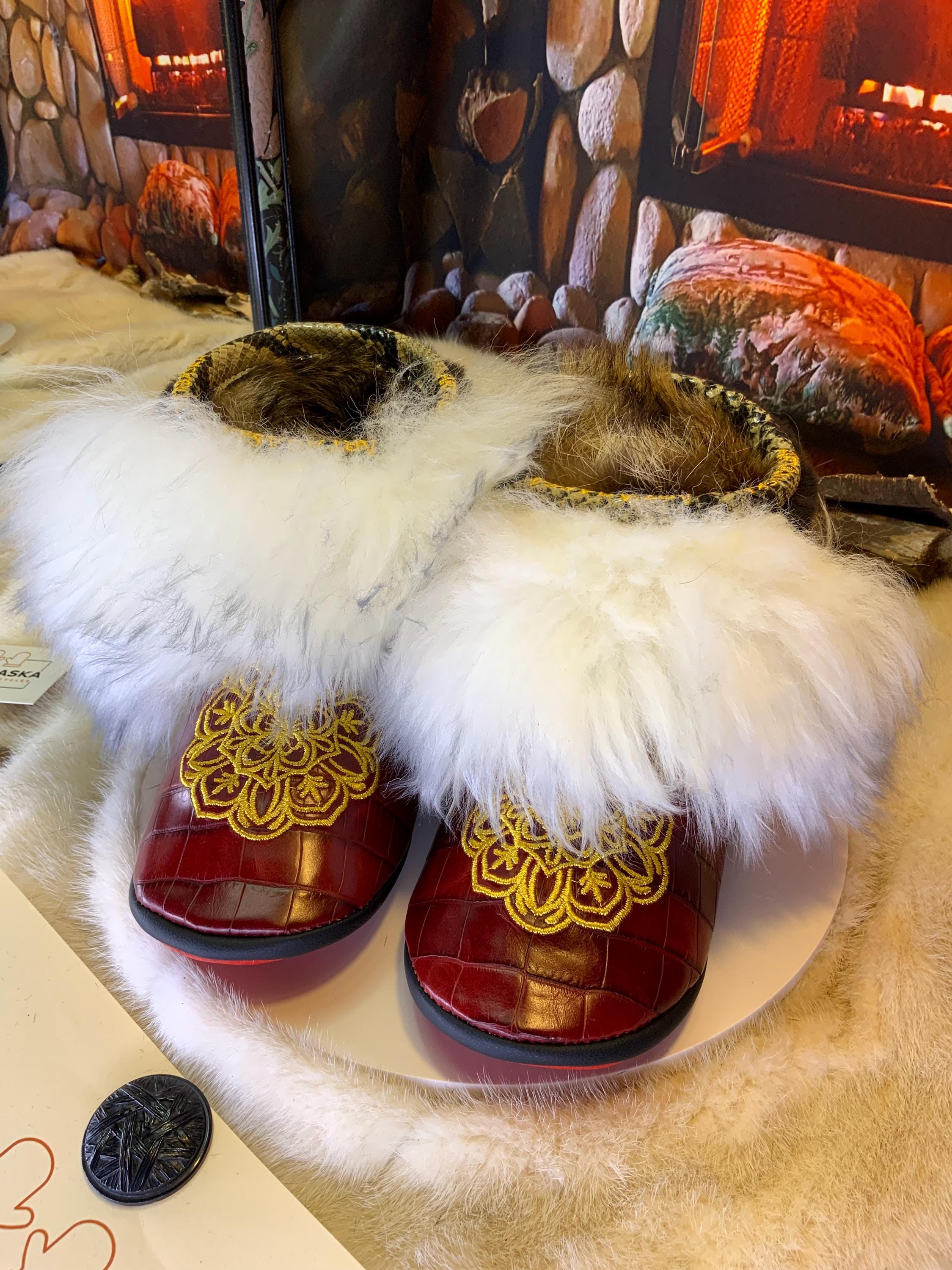 Mocassins d’intérieur Dorothée – 9 femme – cuir crocodile bourgogne brodé mandala fil de métal or, fourrure recyclée & semelle rouge, faits à la main au Québec ✨💛❤️