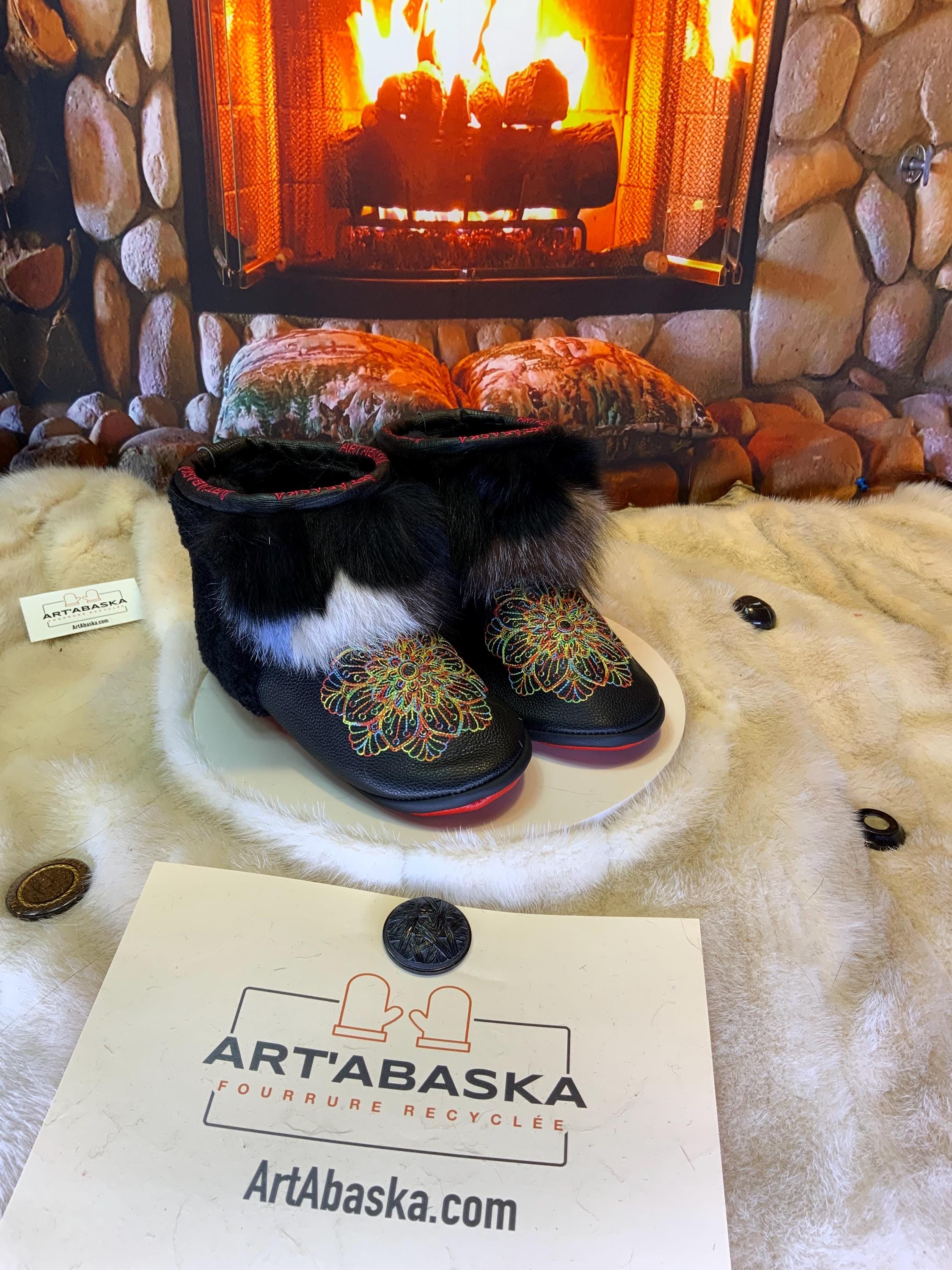 Mocassins d’intérieur Judith – 7 femme – cuir italien noir brodé mandala coloré & patchwork de renards recyclés, pièce unique du Québec 🎨✨