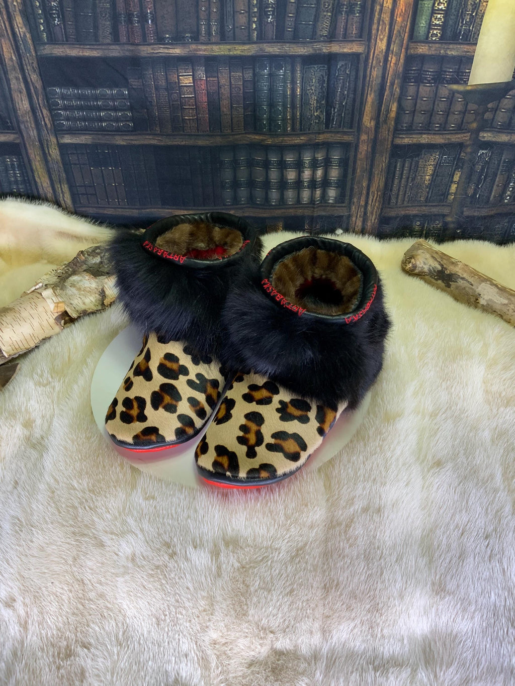 Mocassins d’intérieur Nicole pour femme 8 en cuir de vache teint à motifs, vison brun foncé naturel recyclé et renard noir recyclé – faits à la main au Québec, chauds, respirants, confort de luxe, pièce unique Art’Abaska 💕
