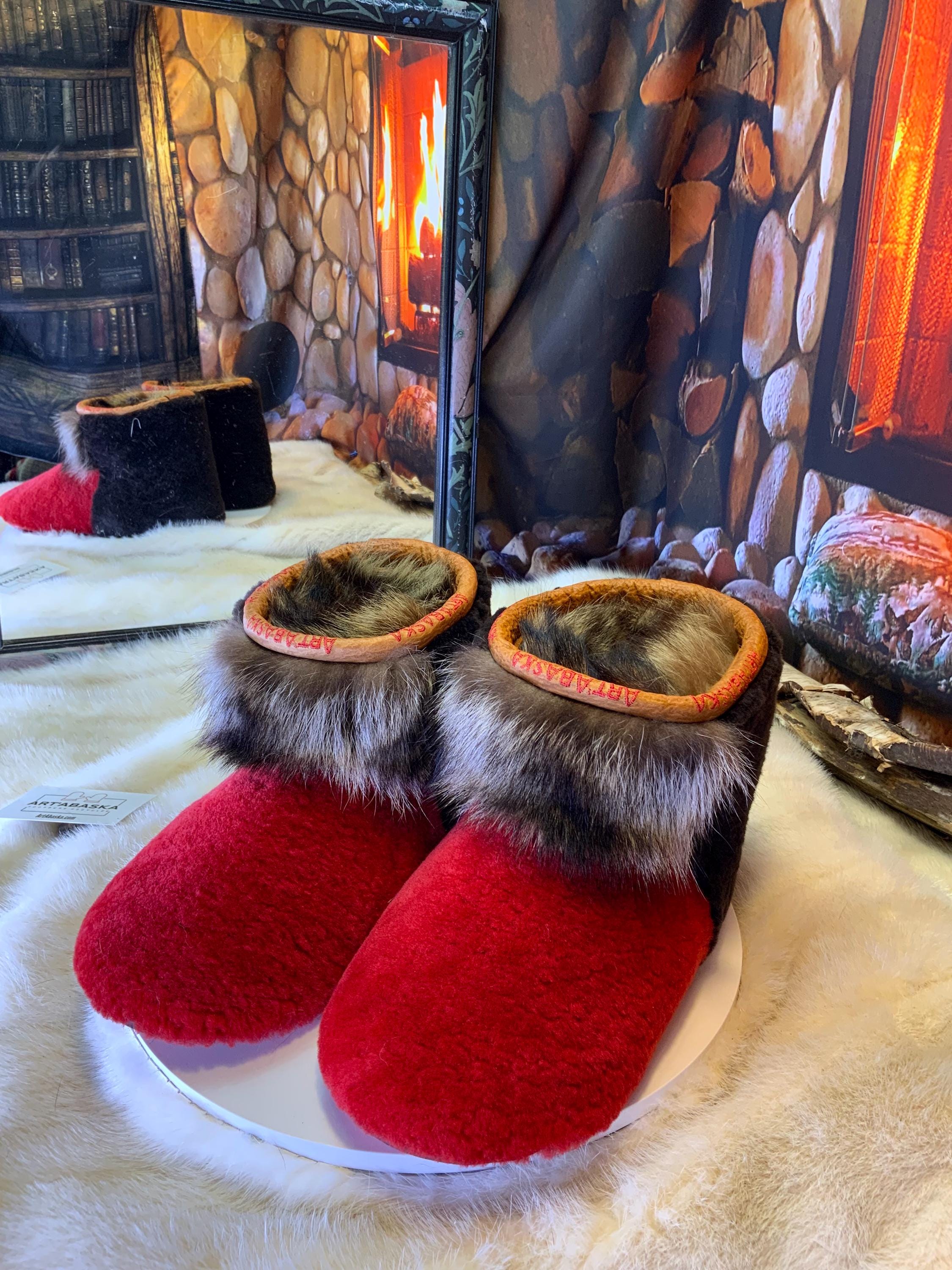 Mocassins d’intérieur Aline 9 femme, toute fourrure recyclée rouge vif, brun chocolat et raton, faits à la main au Québec ❤️✨