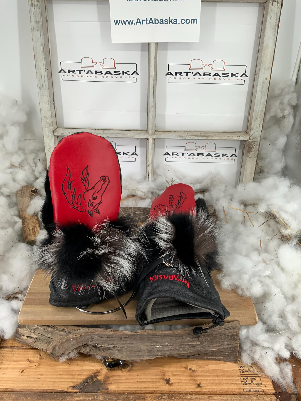 Mitaines Marie-Paule XL en fourrure recyclée renard noir et crystal, cuir rouge et noir embossé équin, fait à la main Québec