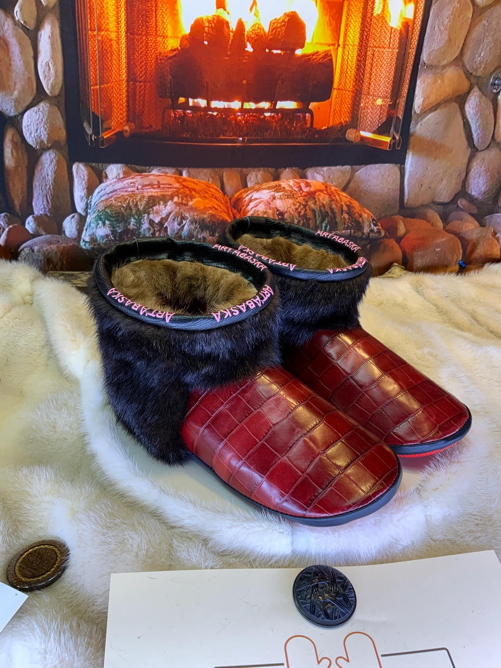 Mocassins d’intérieur Estelle 10 femme, cuir bourgogne style crocodile & vison recyclé, faits à la main au Québec ✨❤️