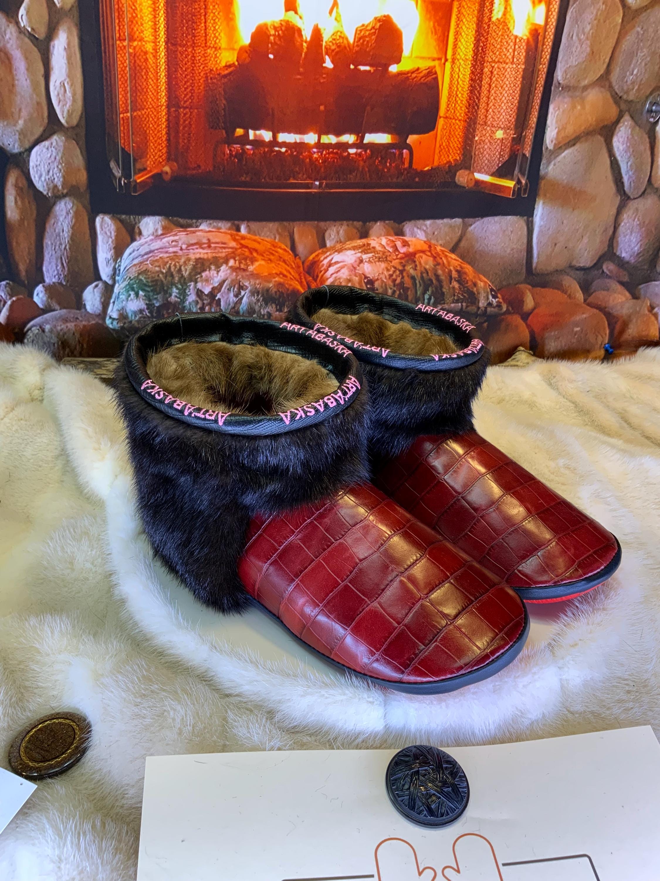 Mocassins d’intérieur Estelle 10 femme, cuir bourgogne style crocodile & vison recyclé, faits à la main au Québec ✨❤️