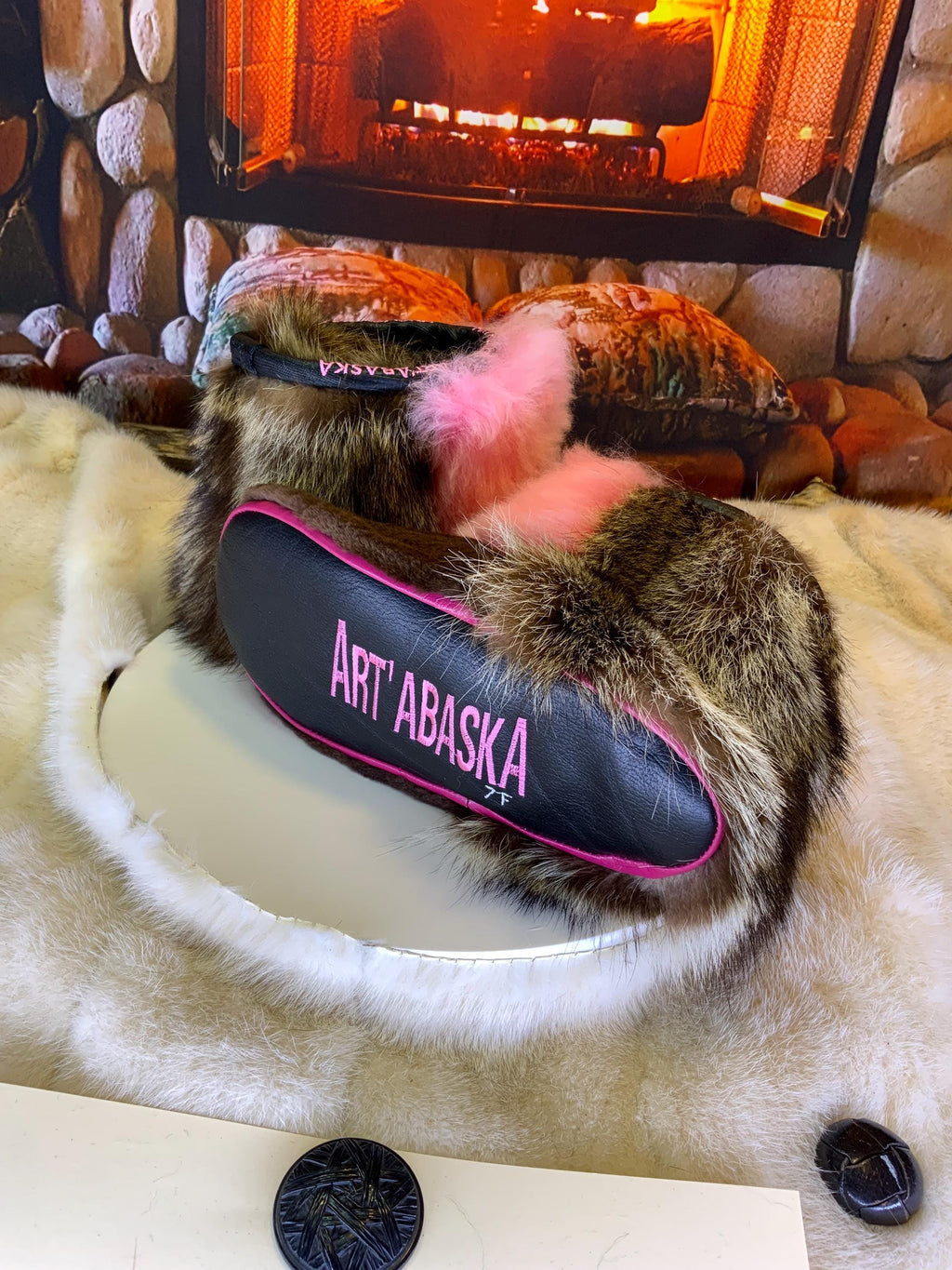 Mocassins d’intérieur Moniques 9 femme toute fourrure rose mouton vison raton recyclés cuir noir broderie ArtAbaska Québec