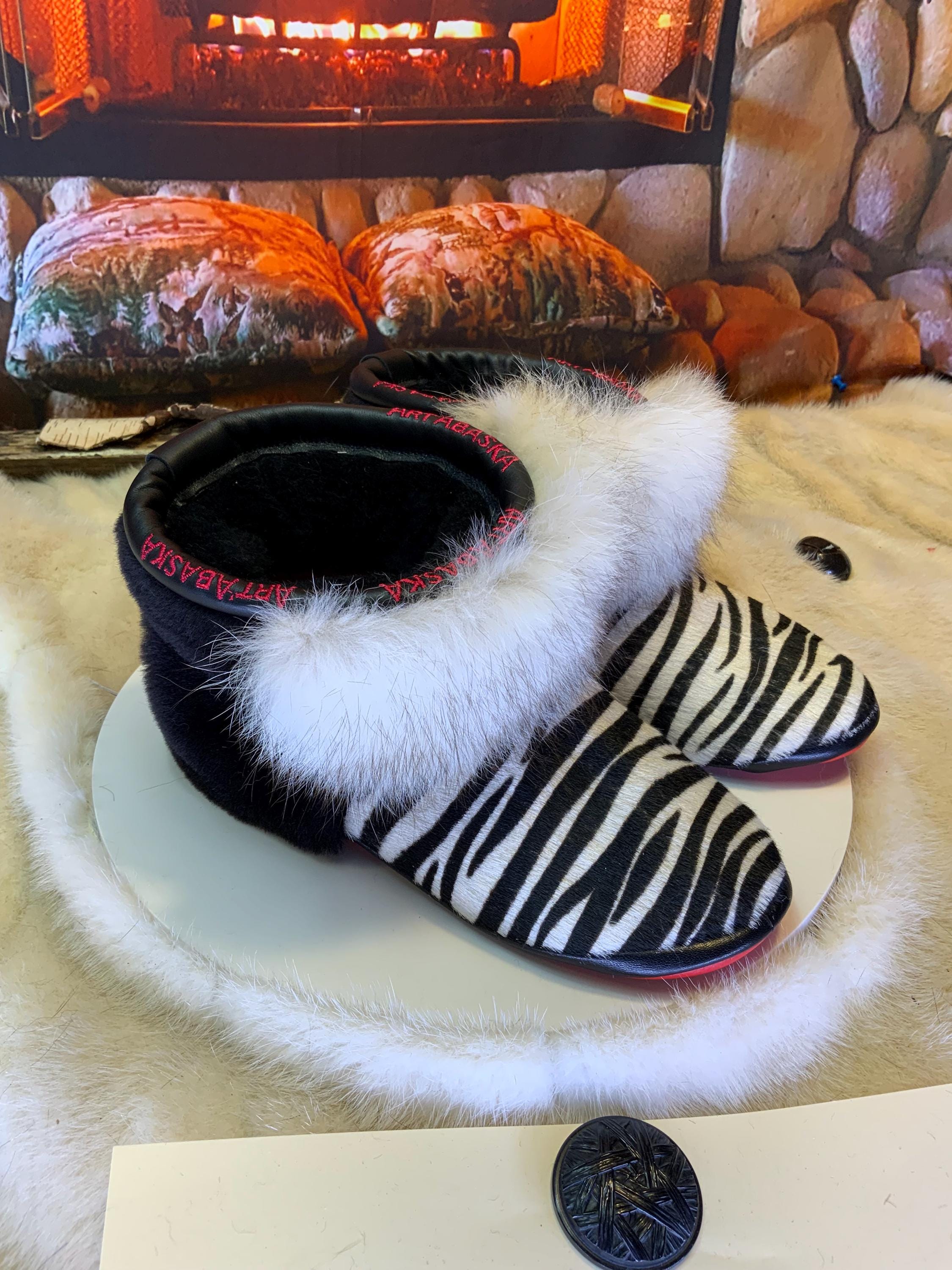 Mocassins d’intérieur Thérèse – 6 femme – cuir recyclé imprimé zèbre, renard norvégien & mouton noir, pièce unique du Québec ✨🖤🤍