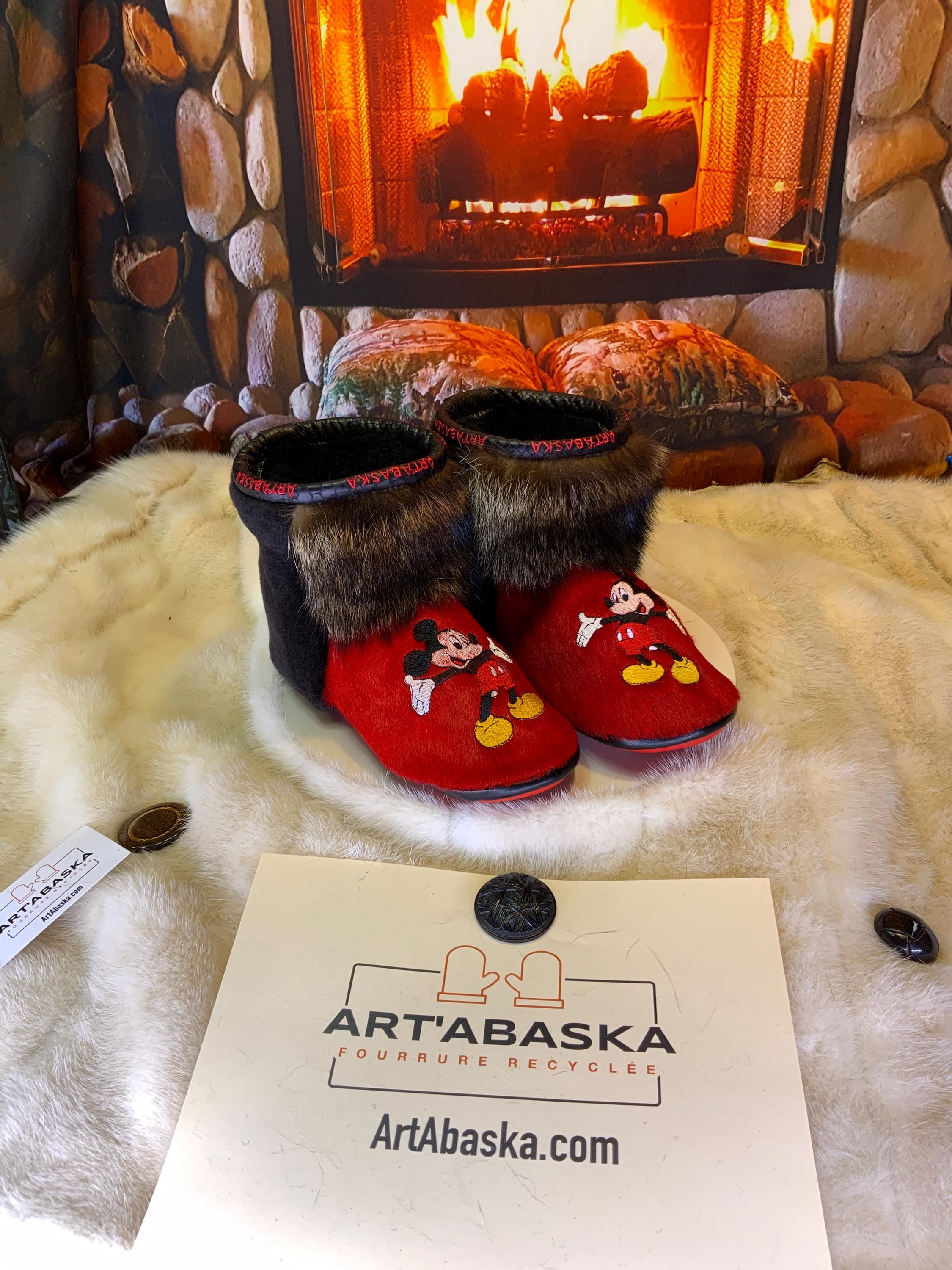 Mocassins d’intérieur Olivette 8 femme, cuir rouge brodé Mickey Mouse, fourrure recyclée, faits à la main au Québec 🐭✨