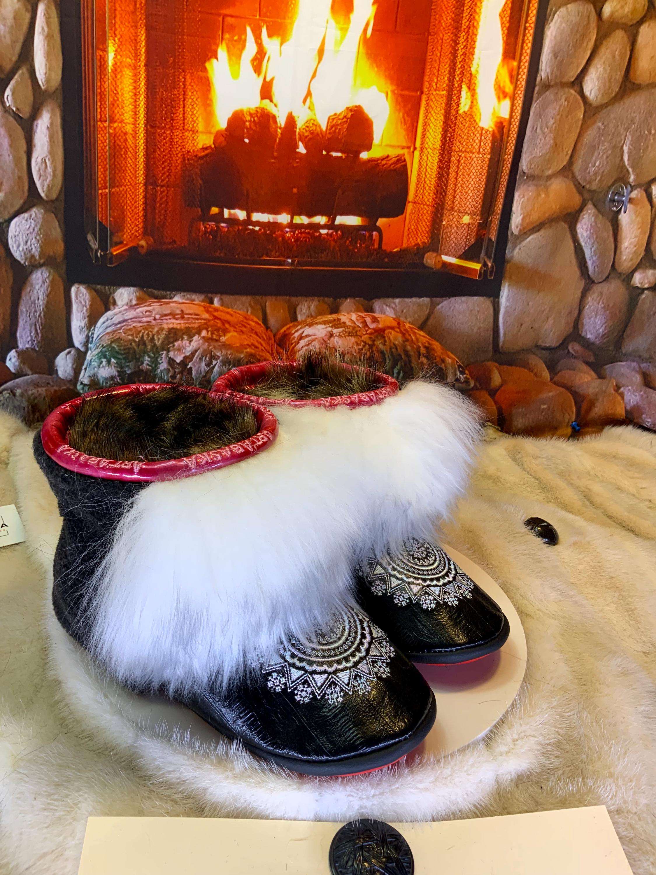 Mocassins d’intérieur Les Colette – 9 femme – cuir d’anguille noir brodé mandala pastel & fourrures recyclées, exclusivité Québec