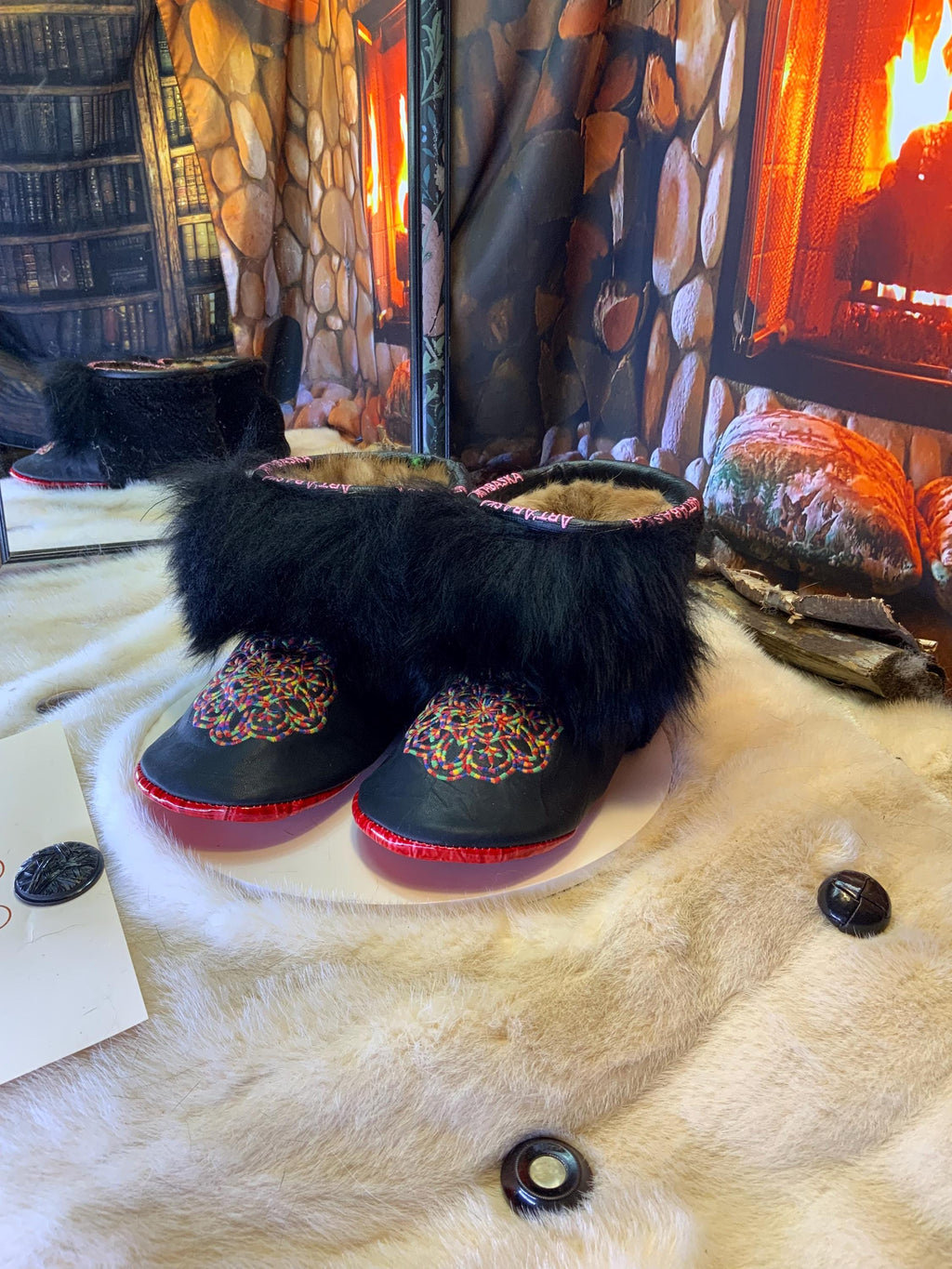 Mocassins d’intérieur Les Laurianne – 10 femme – cuir imprimé brodé mandala coloré & moutons recyclés – fait à la main Québec