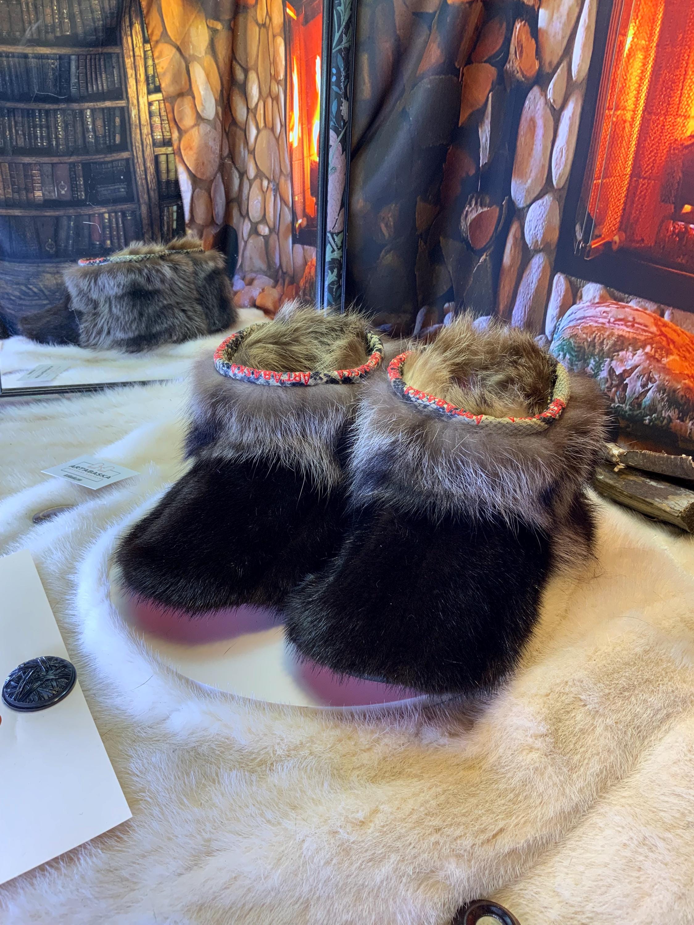 Mocassin d’interieur homme Les Carmelle - pointure 10 - vison brun & raton recyclés - semelle rouge - fait main au Québec, pièce unique