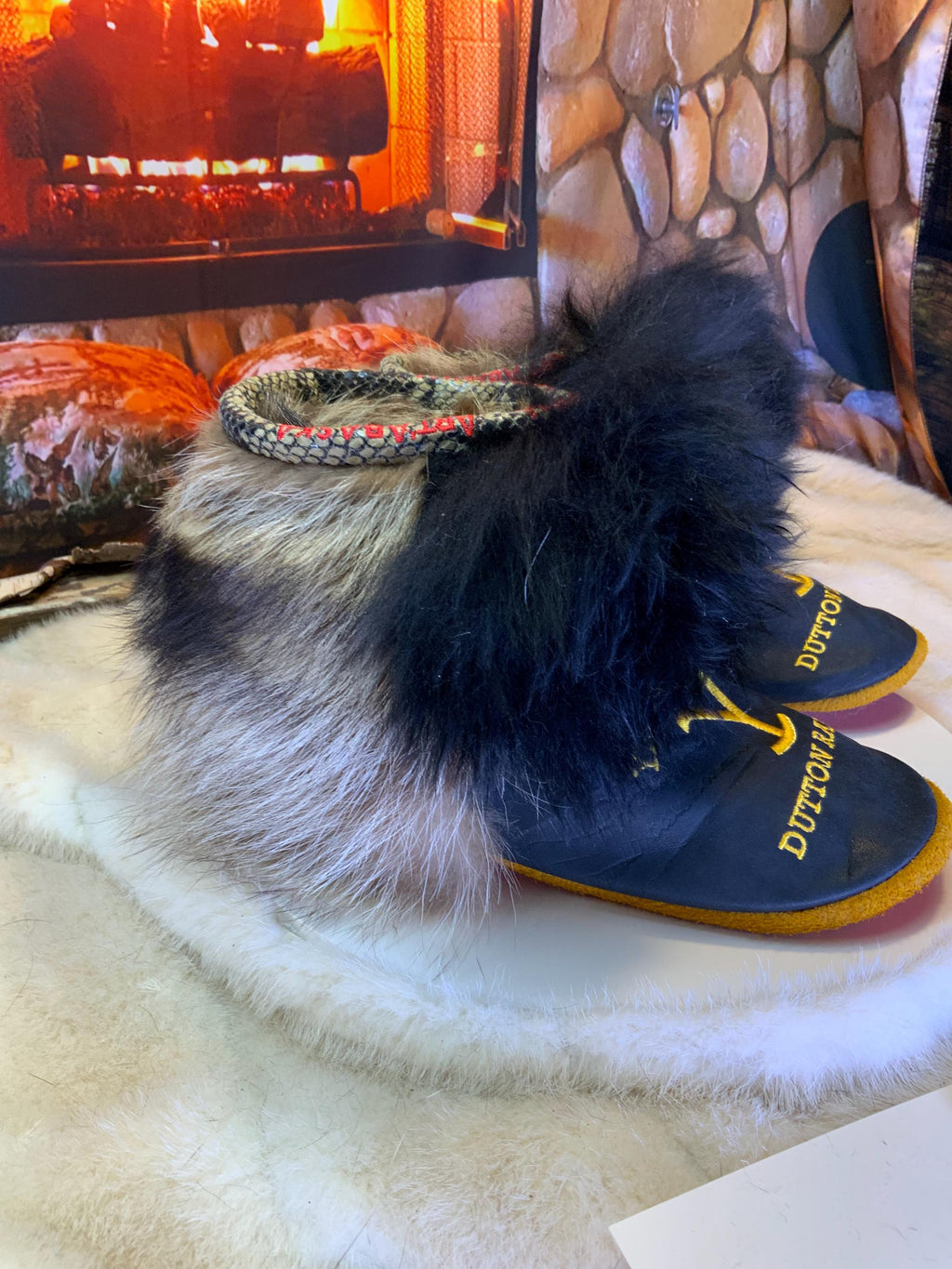 Mocassins d’intérieur Marceline – 8 femme – cuir italien noir brodé logo Yellowstone & touffe de mouton noire, faits à la main au Québec, pièce unique Art’Abaska ✨