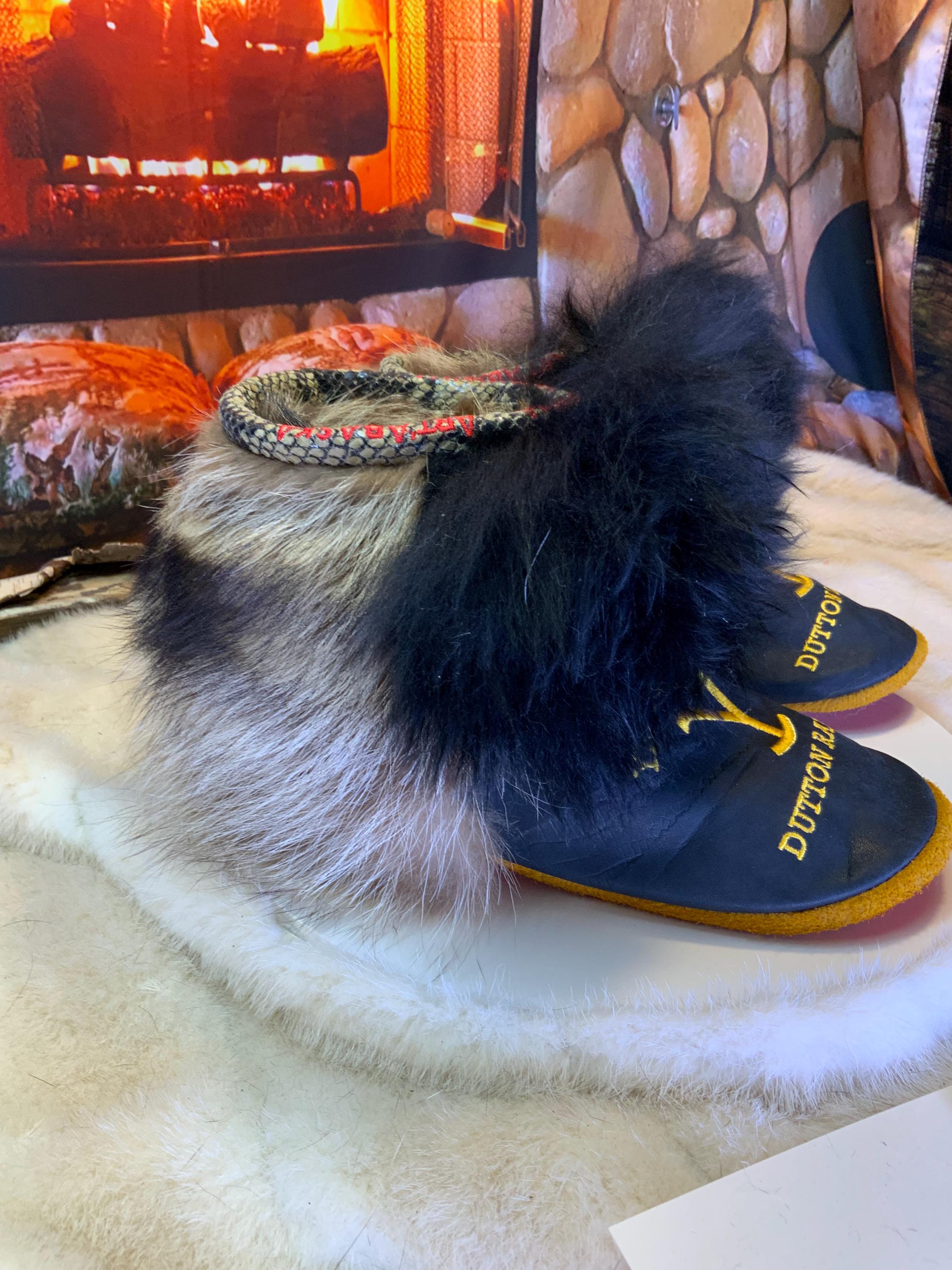 Mocassins d’intérieur Marceline – 8 femme – cuir italien noir brodé logo Yellowstone & touffe de mouton noire, faits à la main au Québec, pièce unique Art’Abaska ✨