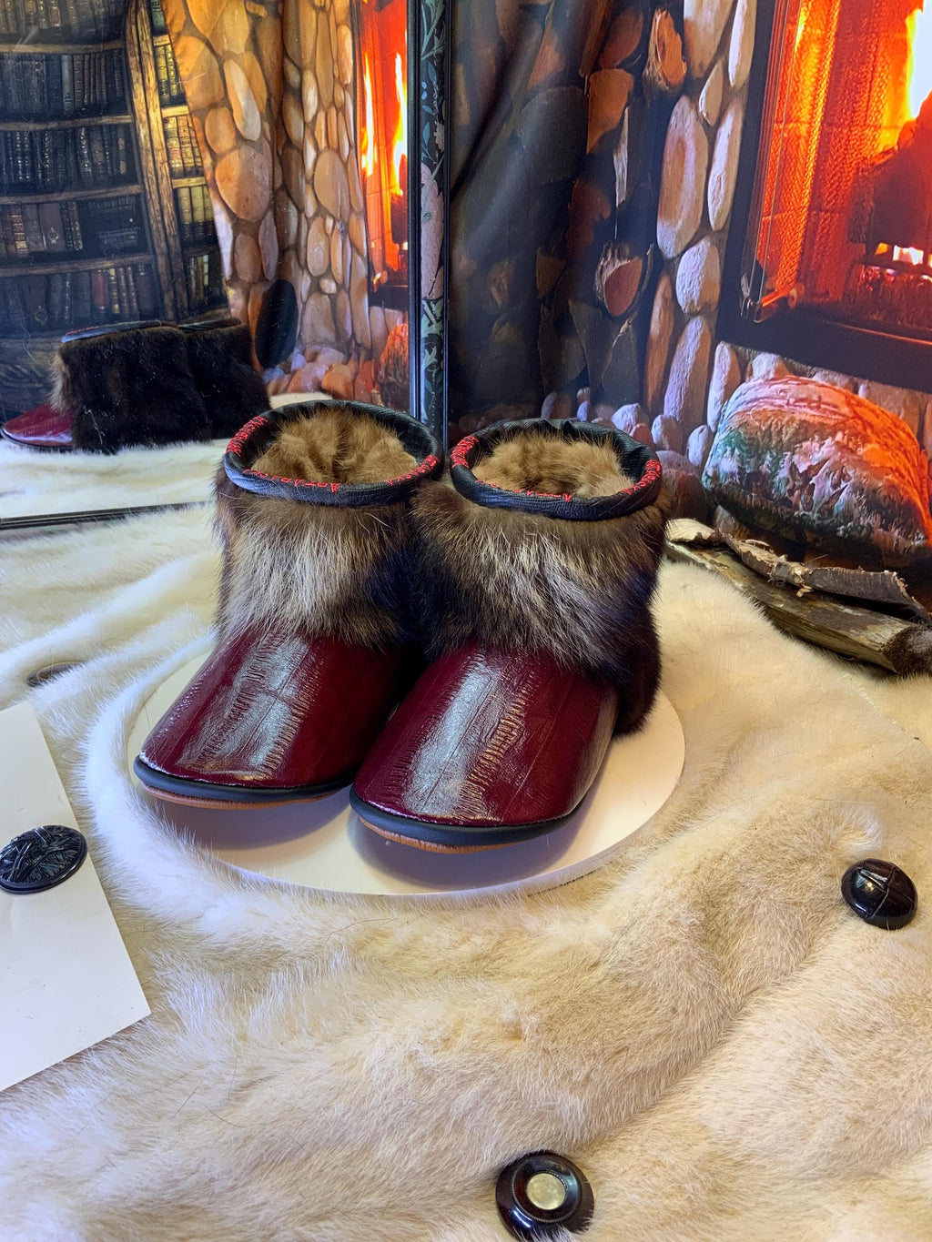 Mocassins d’intérieur Les Charlotte – 10 femme – cuir d’anguille bourgogne & fourrures recyclées, exclusivité artisanale Québec