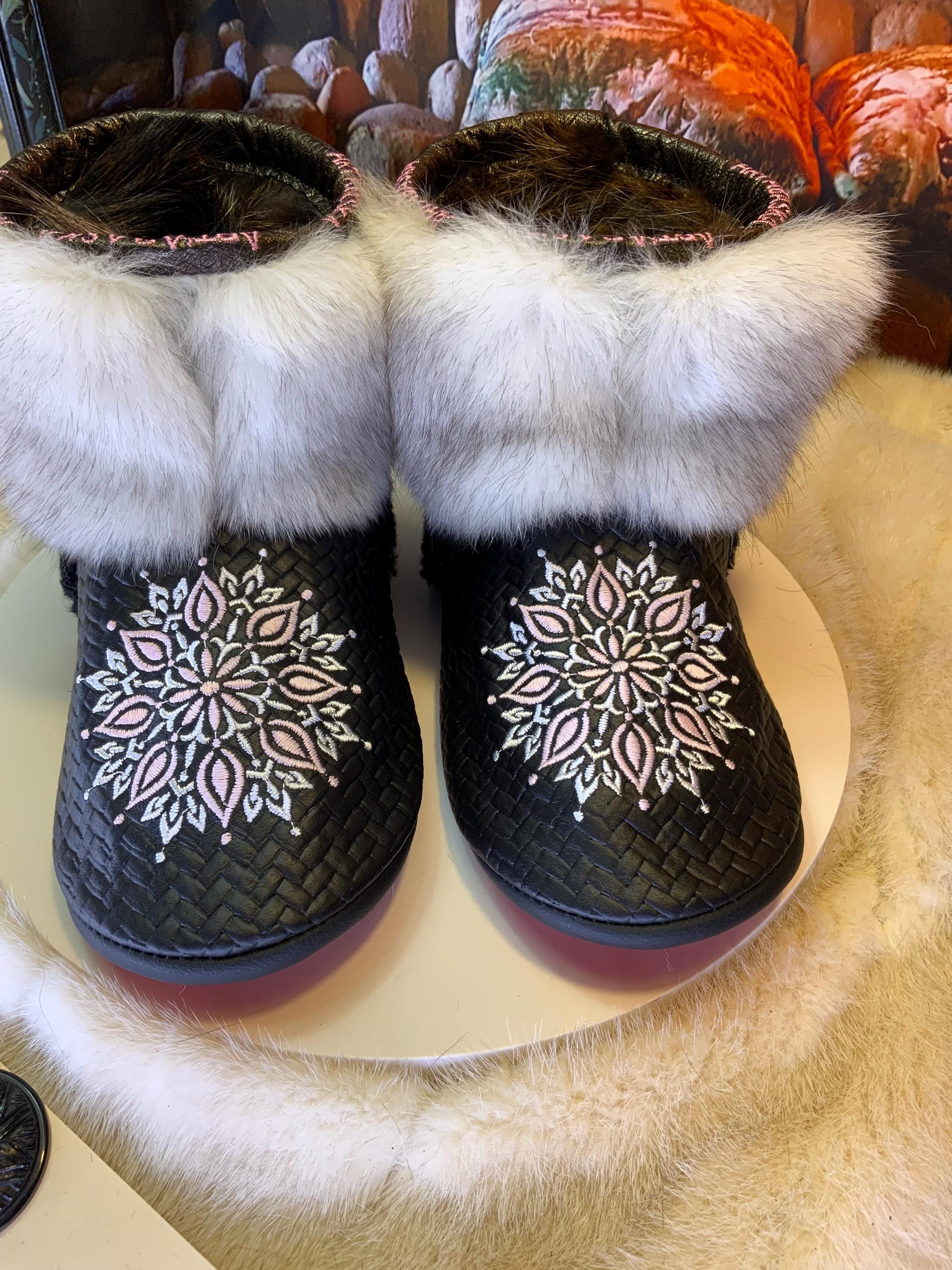 Mocassins d’intérieur Colette – 7 femme – cuir chevron noir italien & mandala brodé rose-blanc, œuvre d’art unique du Québec ✨🖤🌸