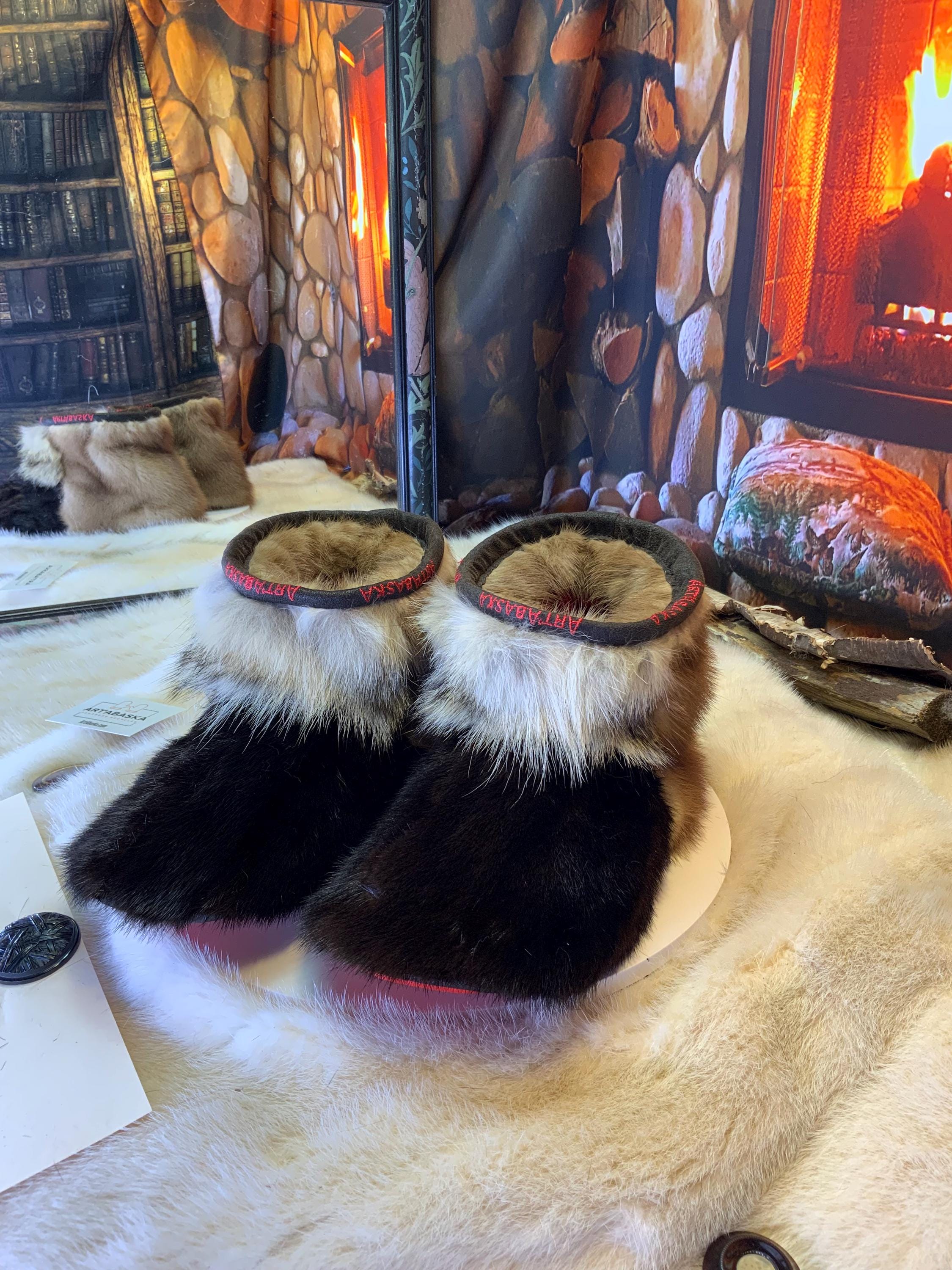 Mocassins d’intérieur Denise – 10 femme – édition tout en fourrure recyclée en vison brun & coyote, semelle rouge, faits à la main au Québec ✨🤎❤️