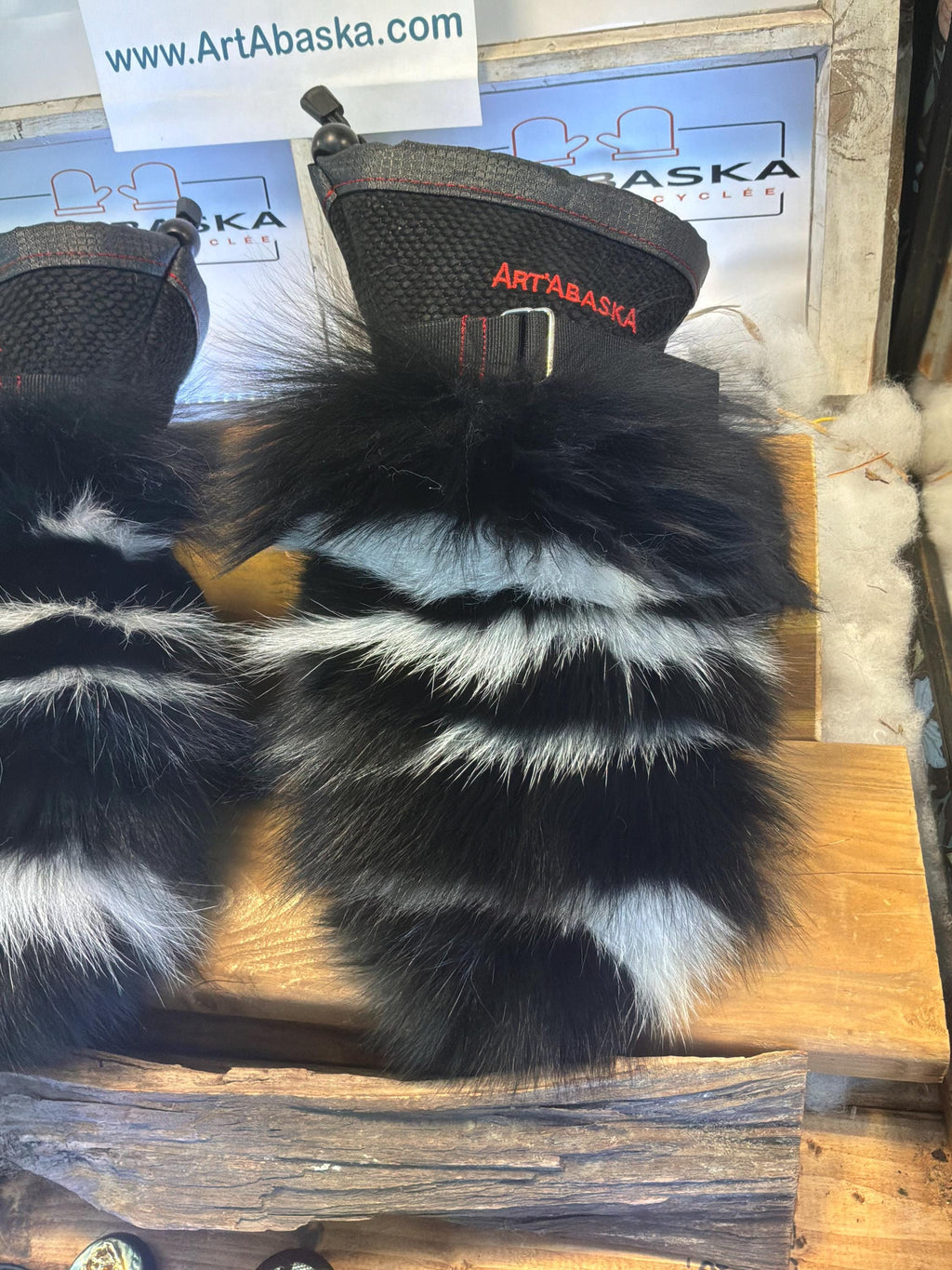 Mitaines Medium Gaétane en fourrure recyclée, bandes cousues une à une, cuir italien effet peau de serpent, faites à la main au Québec