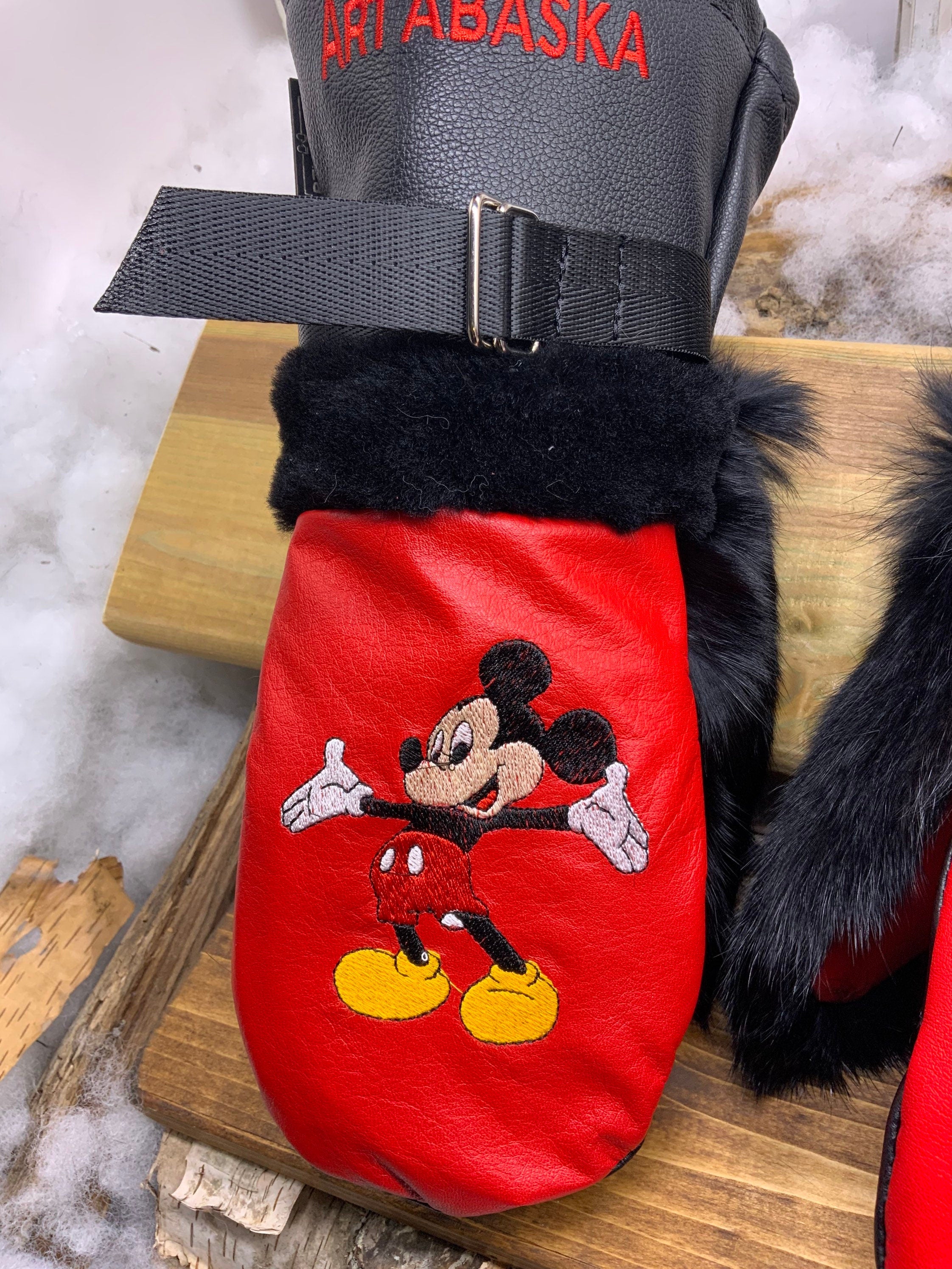 Mitaines Les Edith – Médium – cuir noir recyclé et broderie Mickey unique – fait à la main Québec