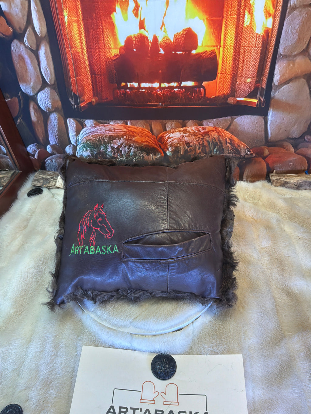 Coussin décoratif Monique en fourrure recyclée de Mouton frisé