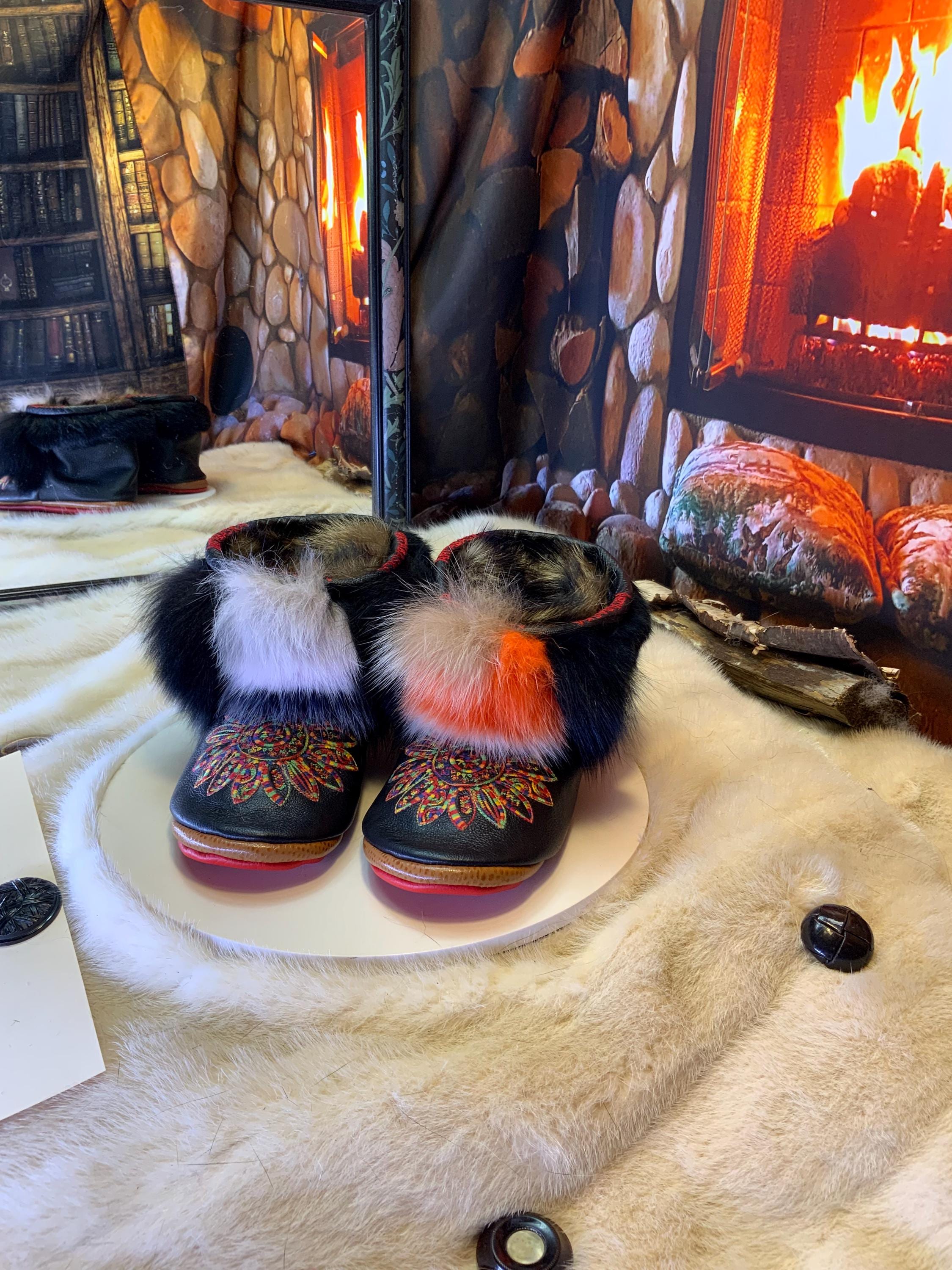 Mocassins d’intérieur Bernadette – 6 femme – cuir italien noir brodé mandala multicolore & patchwork de fourrures recyclées, semelle rouge brodée blanc ✨🎨❤️