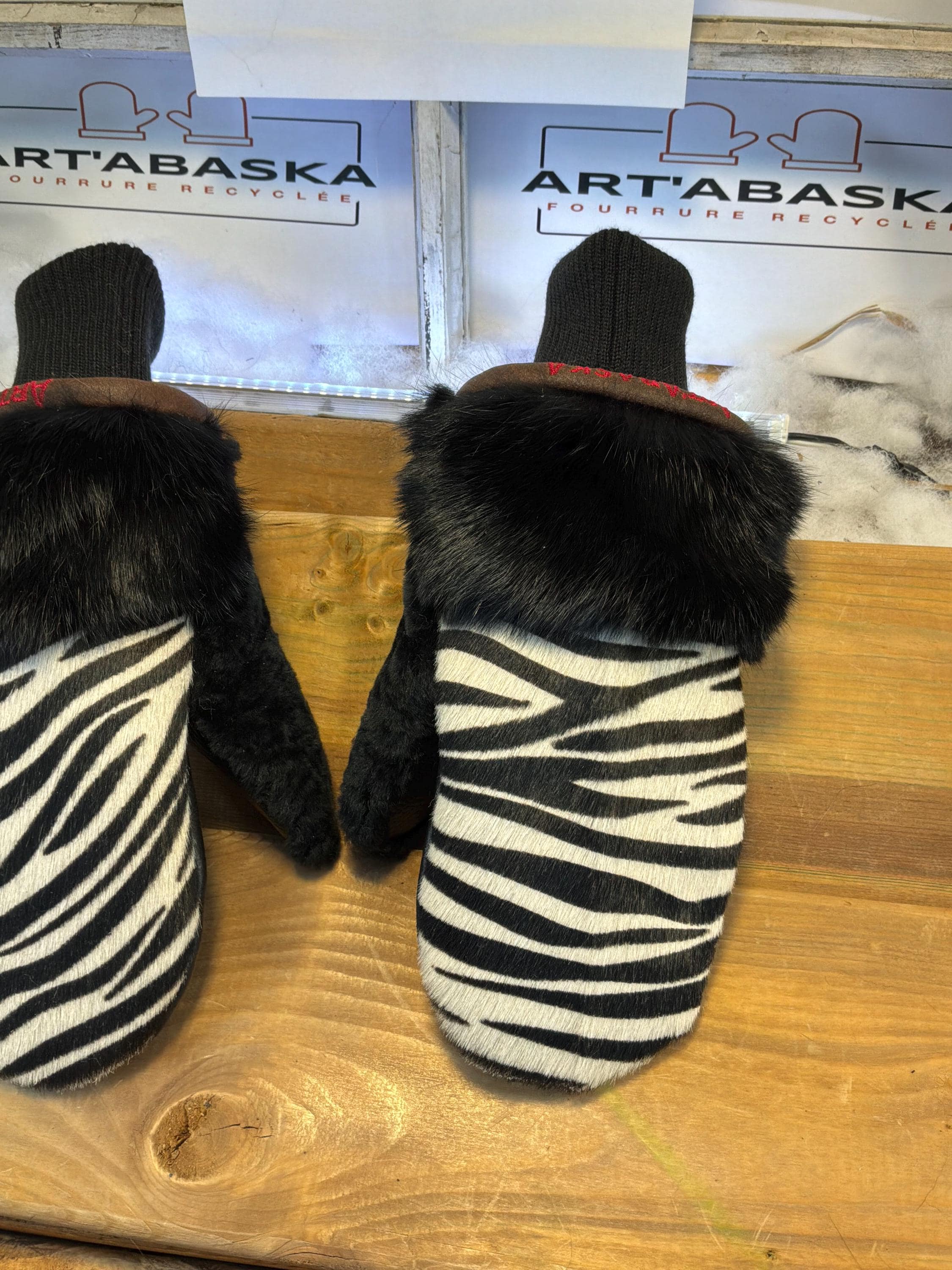 Mitaines de ville Medium Béatrice en fourrure recyclée – Faites à la main au Québec – Légères, élégantes, confort urbain – ArtAbaska