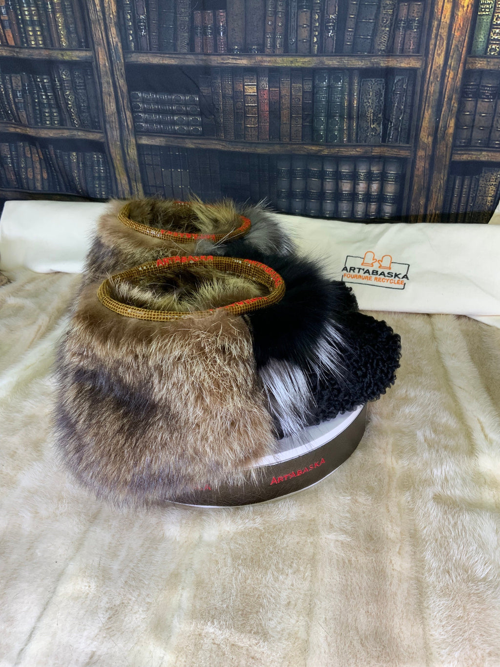 Mocassin d’intérieur homme Les Nicole – pointure 10 – mouton de Perse & raton recyclés – patchwork renard – fait à la main au Québec