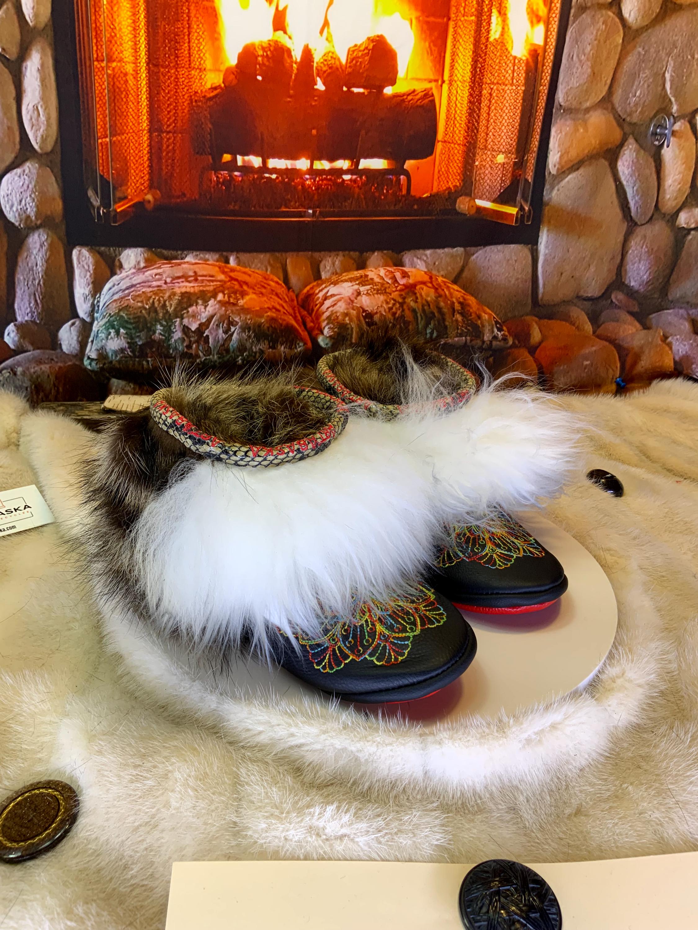 Mocassins d’intérieur Martine – 5 femme – cuir italien recyclé brodé mandala multicolore, semelle rouge ArtAbaska rose et mauve ✨🎨❤️