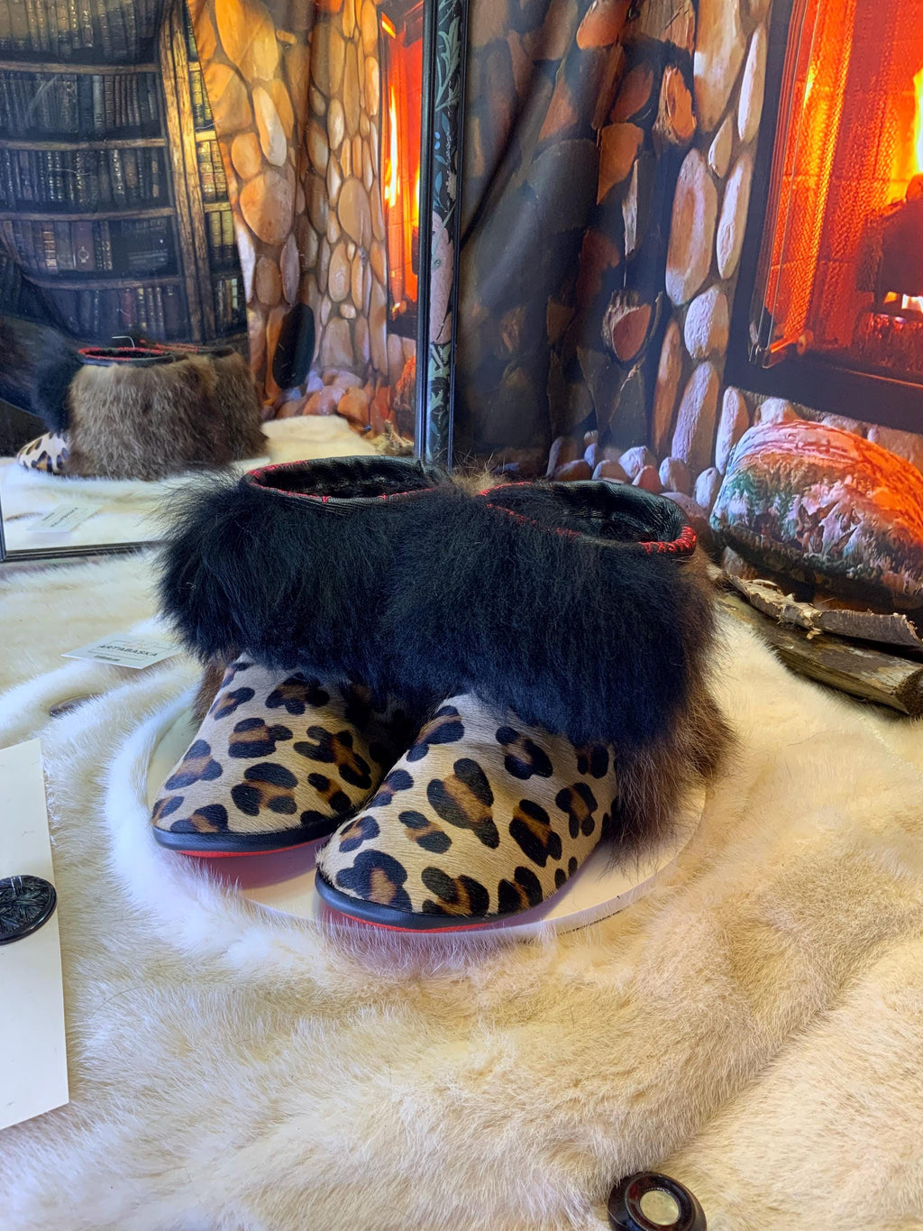 Mocassins d’intérieur Dorice – 8 femme – cuir de vache imprimé léopard, fourrure recyclée & semelle rouge, pièce unique faite à la main au Québec ✨🐆❤️