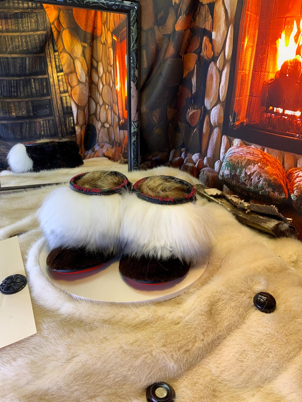 Mocassins d’intérieur Yolande – 6 femme – édition toute fourrure, castor rasé brun & grosse touffe de mouton blanc, semelle rouge brodée bleu royal ✨🤍🤎