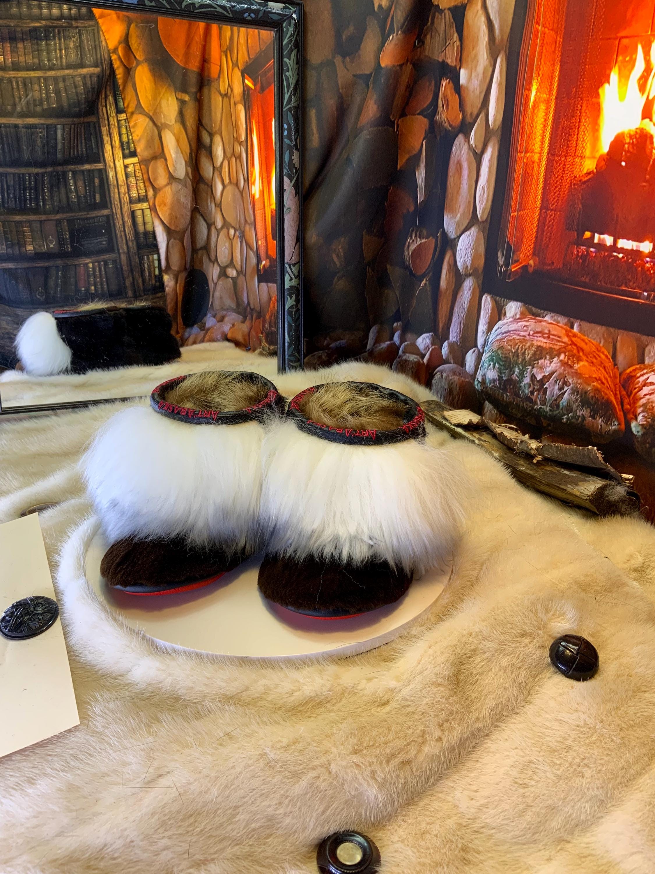 Mocassins d’intérieur Yolande – 6 femme – édition toute fourrure, castor rasé brun & grosse touffe de mouton blanc, semelle rouge brodée bleu royal ✨🤍🤎