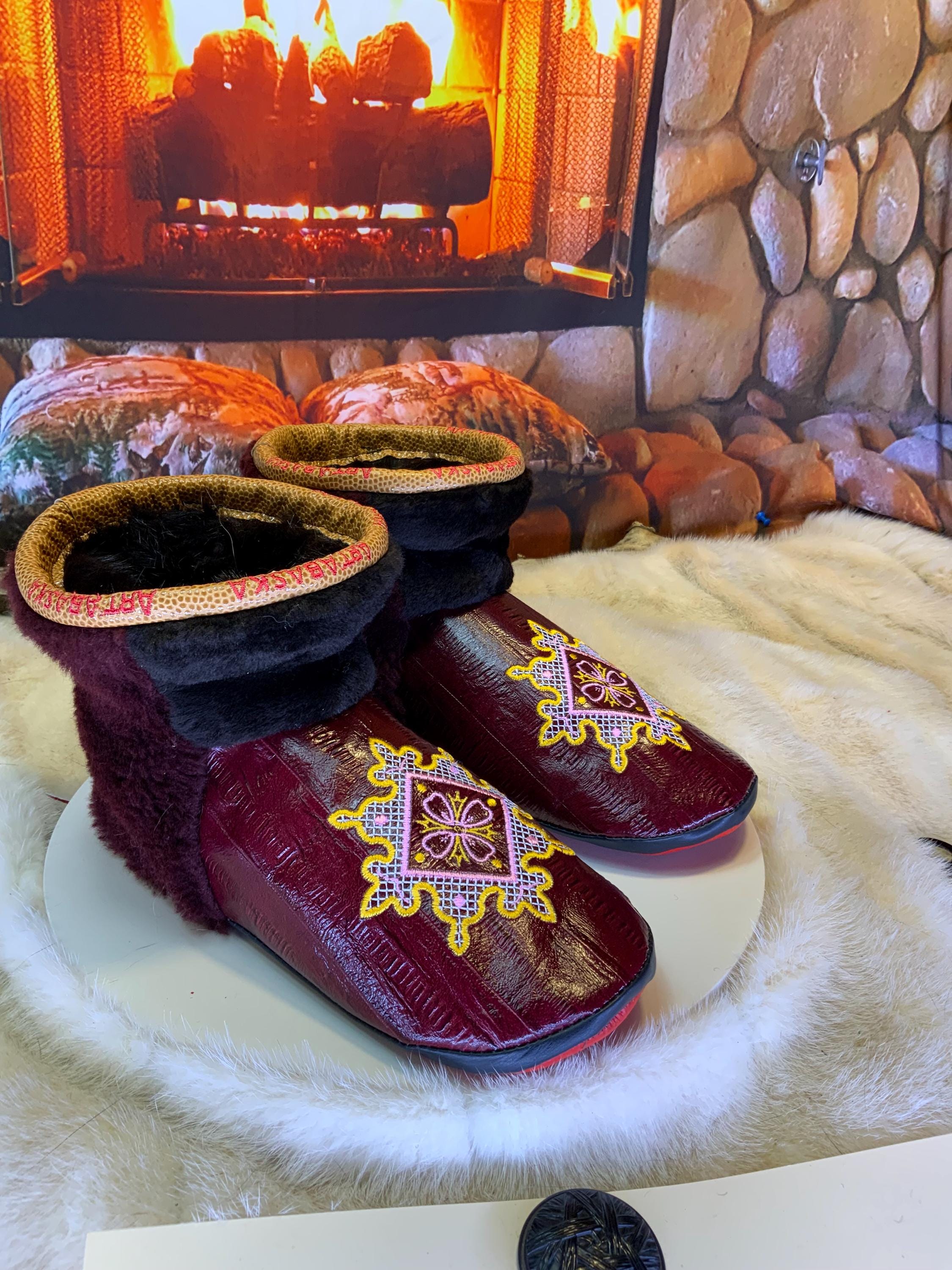 Mocassins d’intérieur Lorraine – 8 femme – cuir d’anguille brodé mandala, fourrure recyclée & semelle rouge, pièce unique faite à la main au Québec ✨🌸❤️