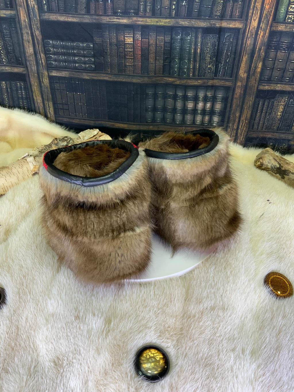 Mocassins d’intérieur Rolande – pointure 10 Femme – raton bleached, castor & coyote recyclés – pièce unique faite à la main au Québec