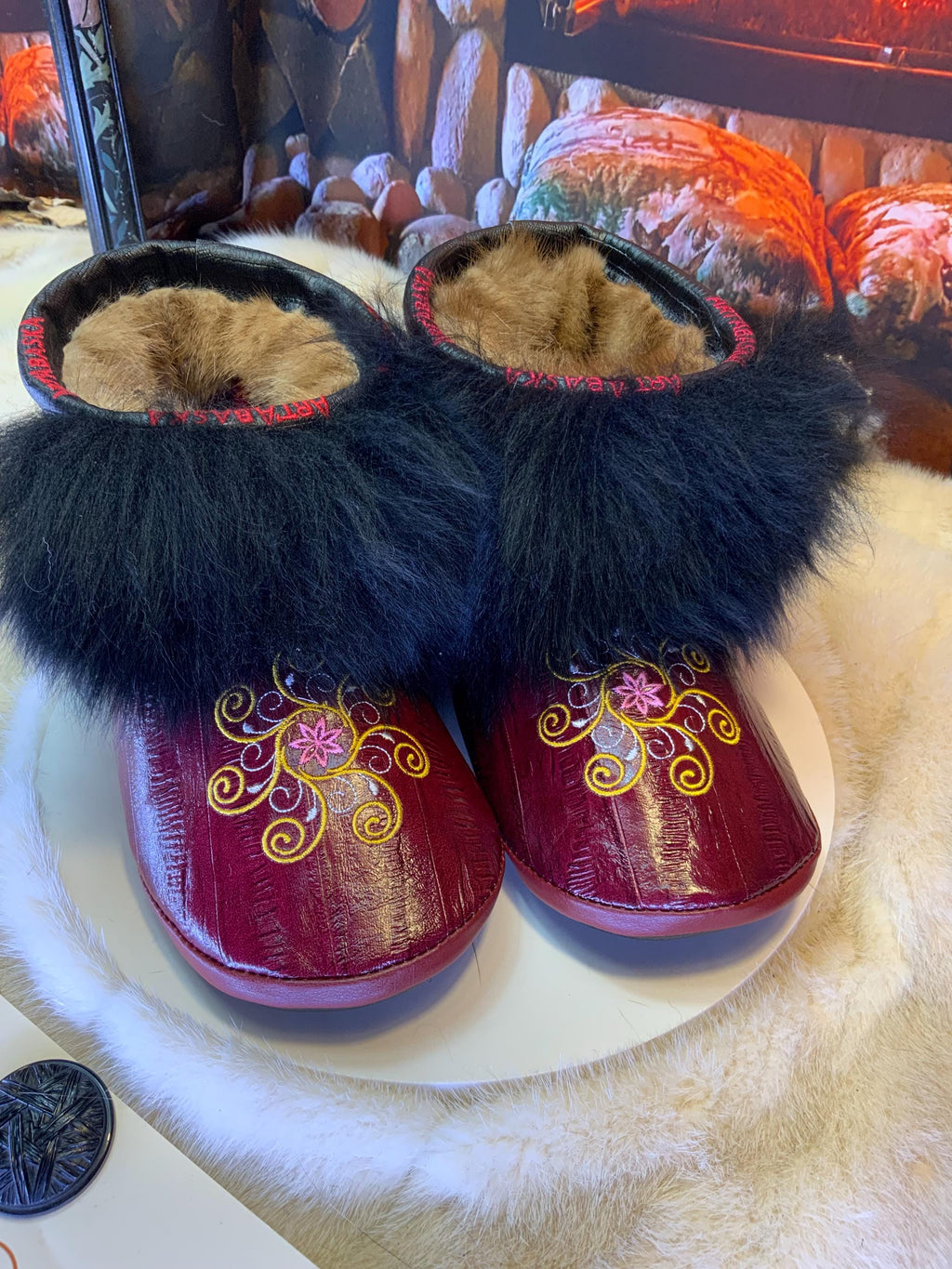 Mocassins d’intérieur Les Violette – 10 femme – cuir anguille bourgogne brodé mandala & mouton pleine longueur recyclés Québec