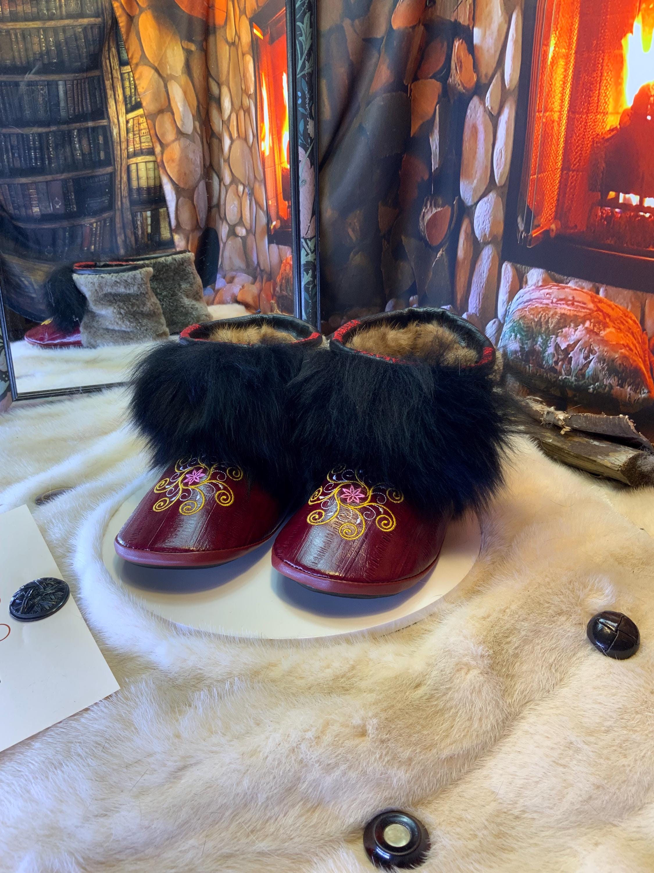 Mocassins d’intérieur Les Pierrettes – 10 femme – cuir d’anguille bourgogne brodé mandala & mouton recyclé – Québec artisanal