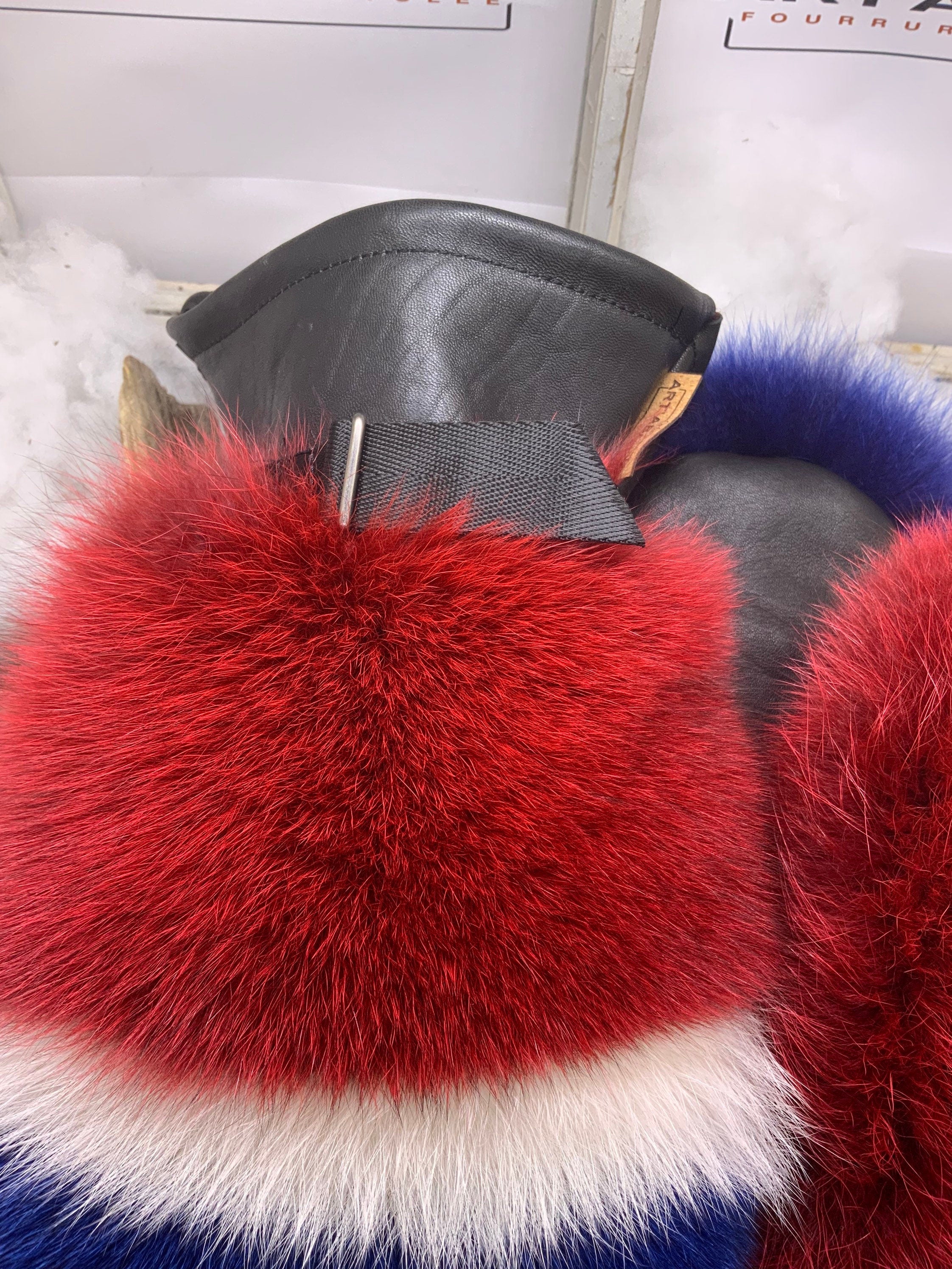 Mitaines Marie-Danielle – Medium, édition spéciale renard recyclé bleu blanc rouge, cuir noir, pièce unique faite à la main au Québec