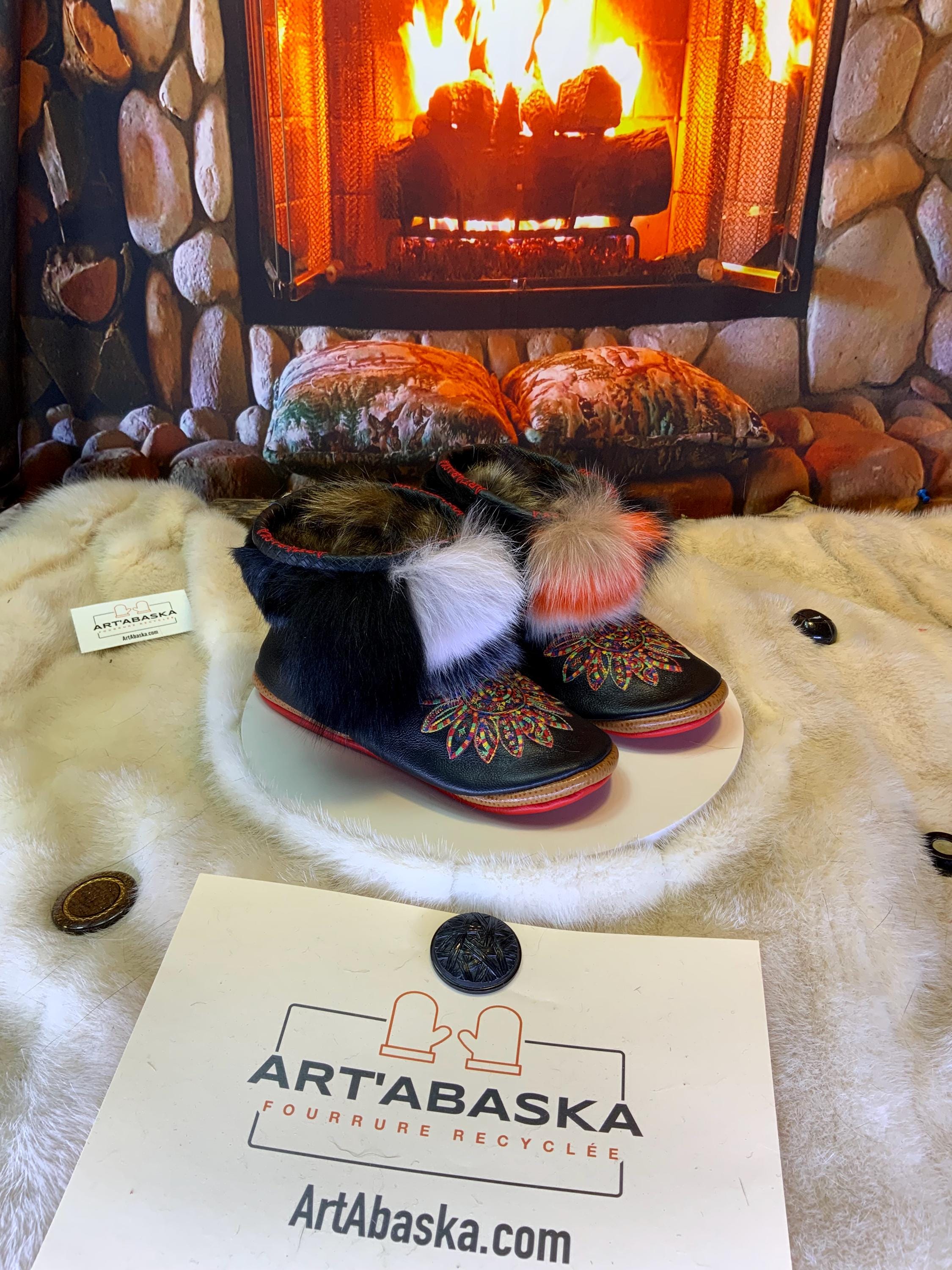 Mocassins d’intérieur Bernadette – 6 femme – cuir italien noir brodé mandala multicolore & patchwork de fourrures recyclées, semelle rouge brodée blanc ✨🎨❤️