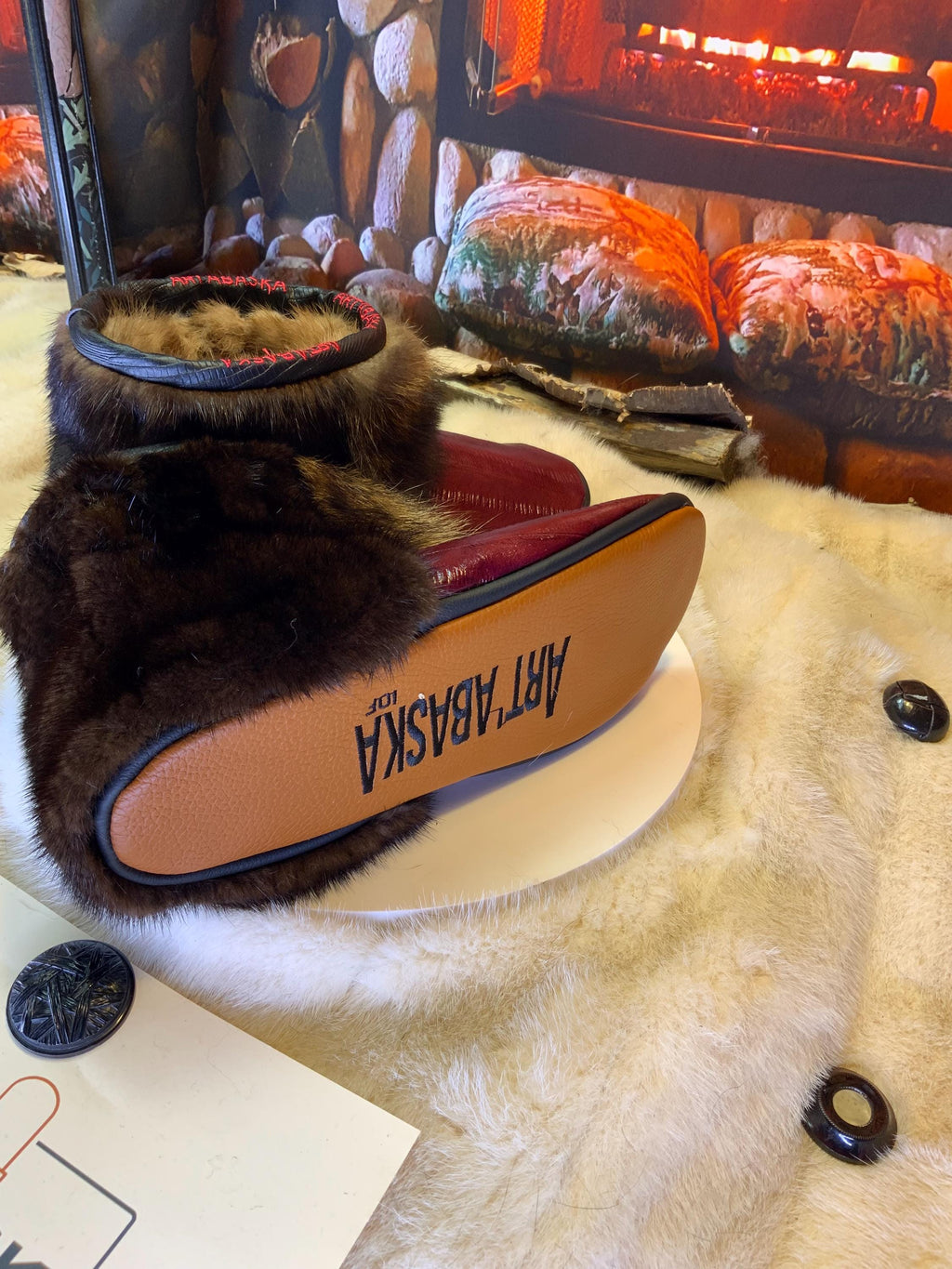 Mocassins d’intérieur Les Charlotte – 10 femme – cuir d’anguille bourgogne & fourrures recyclées, exclusivité artisanale Québec