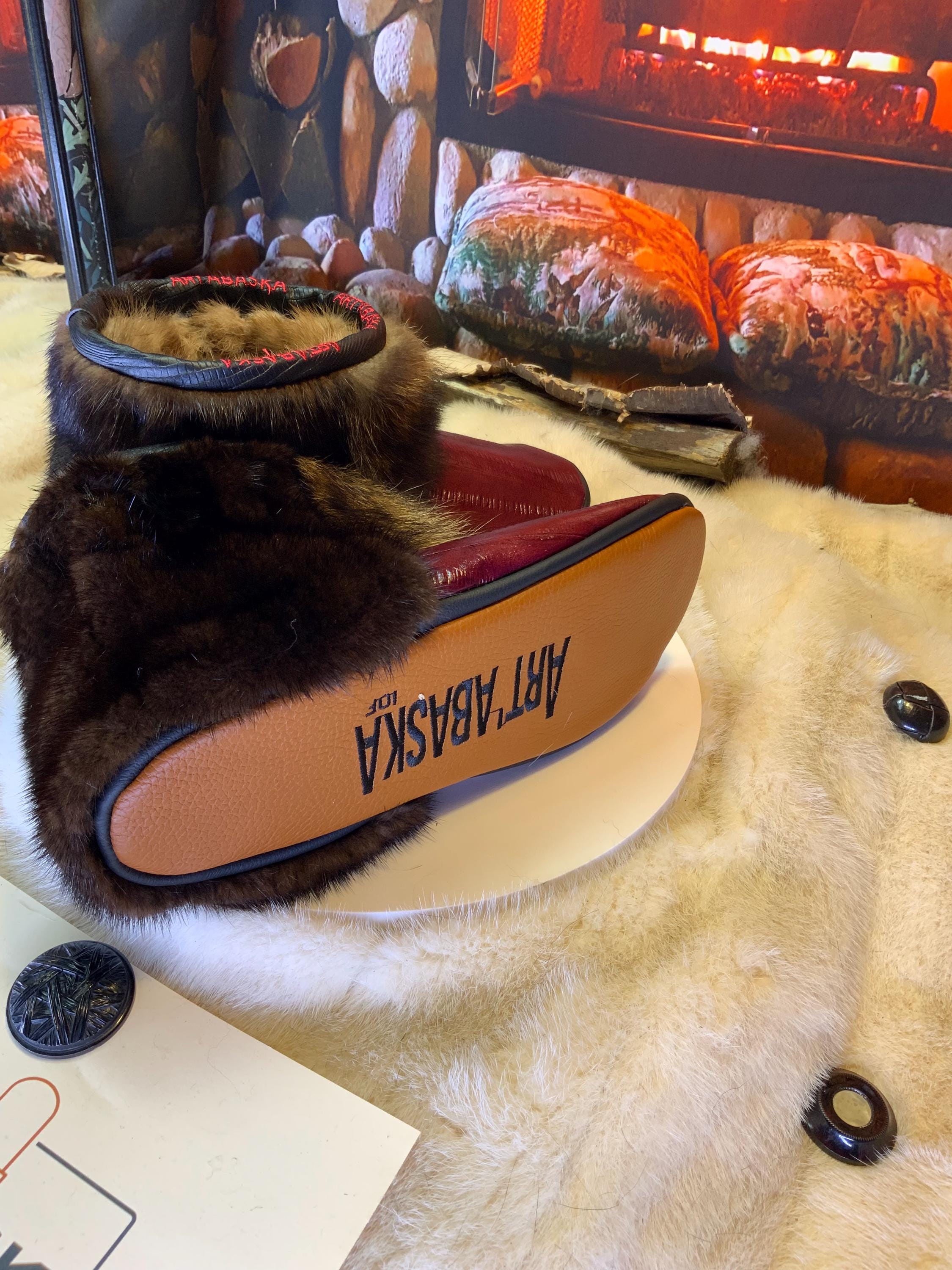 Mocassins d’intérieur Les Charlotte – 10 femme – cuir d’anguille bourgogne & fourrures recyclées, exclusivité artisanale Québec