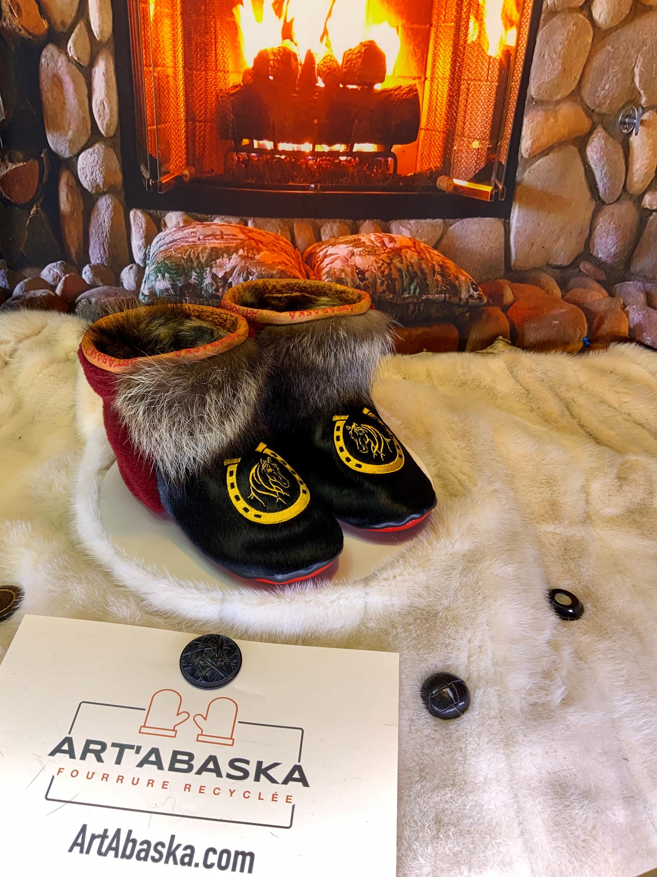 Mocassins d’intérieur Johanne 8 femme, cuir noir brodé cheval western, fourrure recyclée, faits à la main au Québec 🐎✨