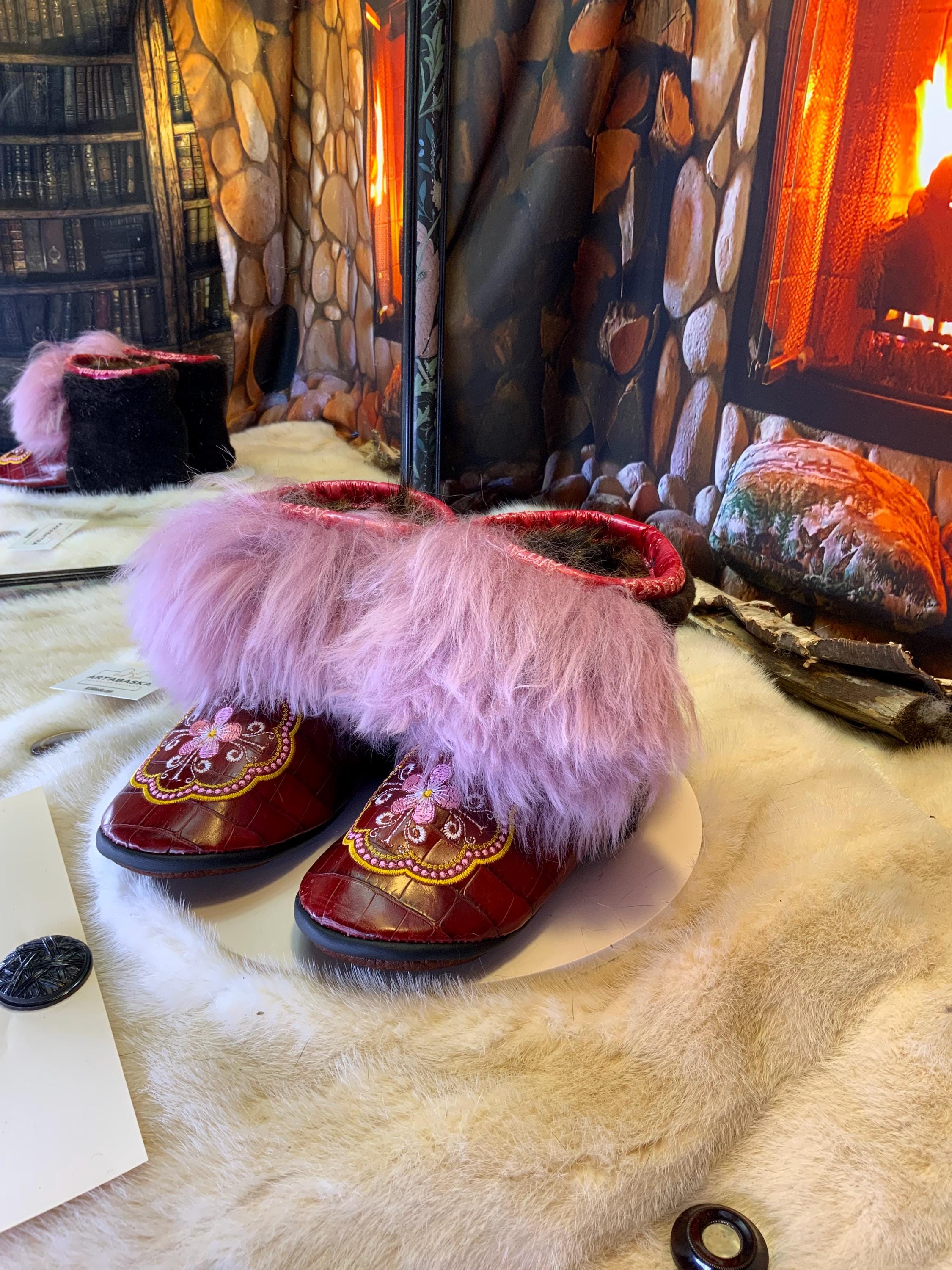 Mocassins d’intérieur Angèle – 7 femme – cuir croco bourgogne brodé mandala orange, fourrure recyclée en mouton & semelle brun chocolat, faits à la main au Québec ✨🧡🤎