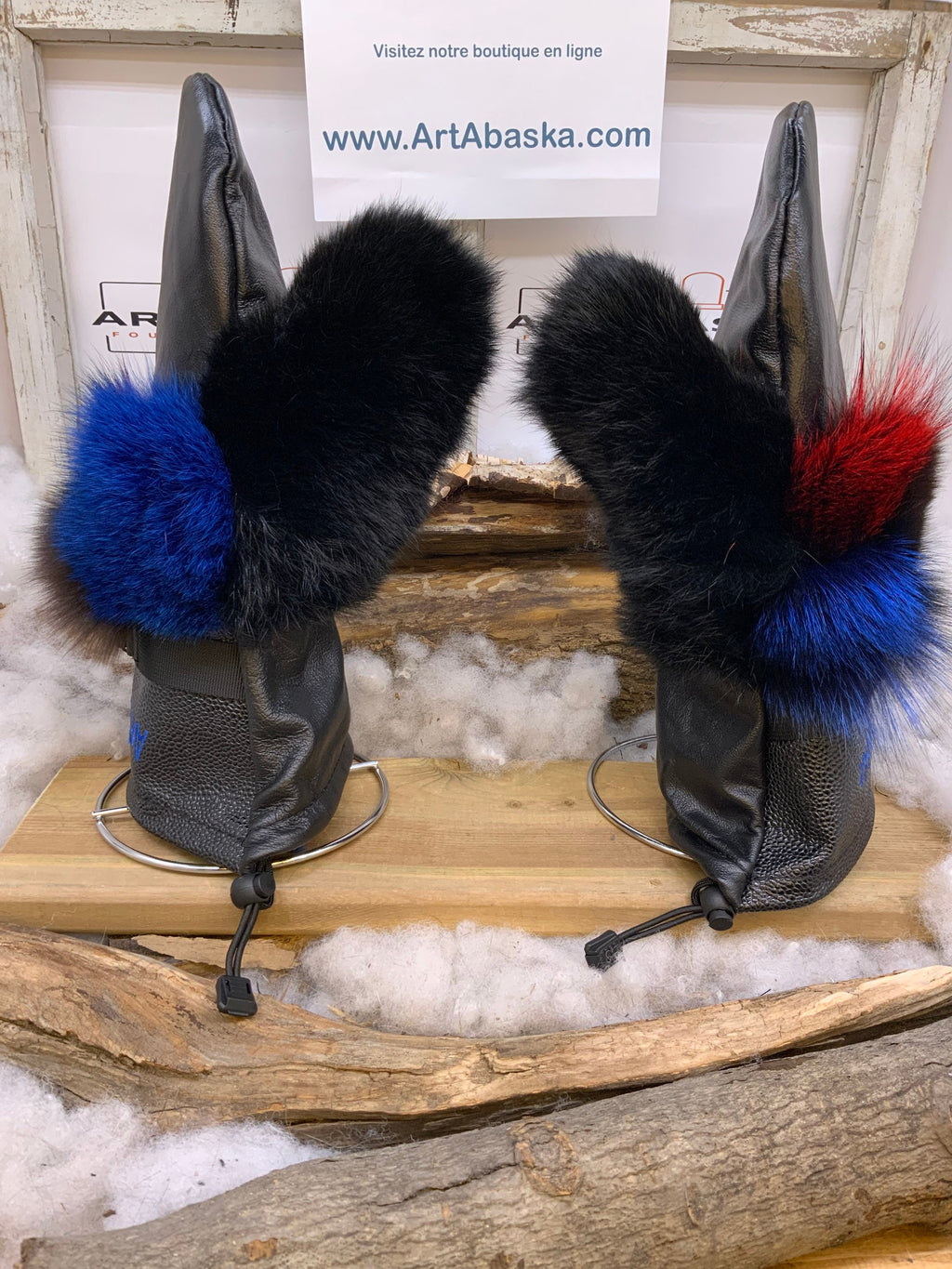 Mitaines Françoise Large cuir noir embossé lézard renard patchwork lapin noir broderie bleue ArtAbaska fait à la main Québec unique chaude