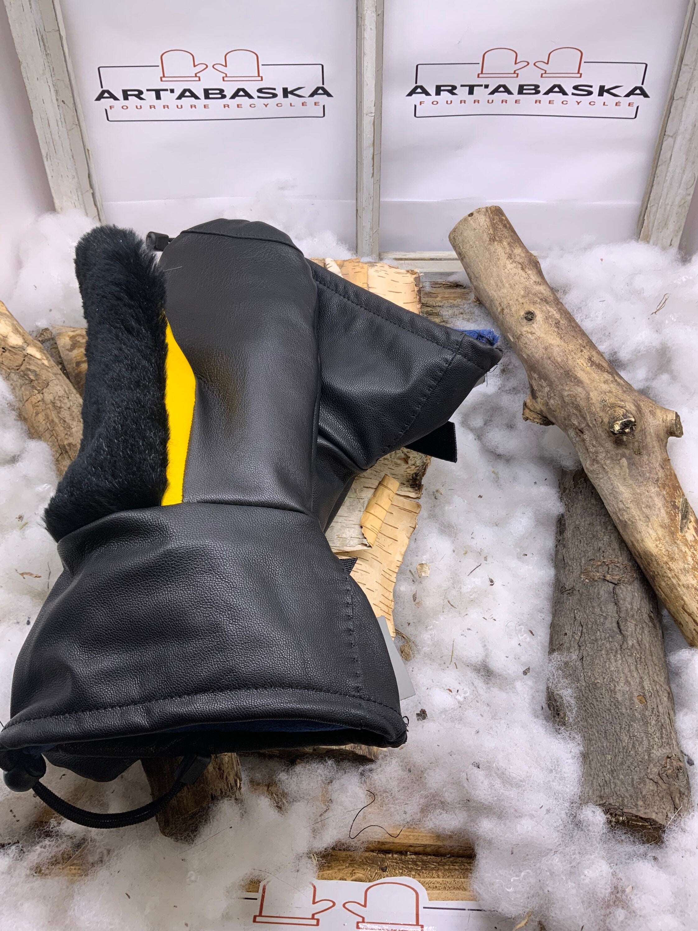 Mitaines Les Evelyne – Édition spéciale Penguins de Pittsburgh – cuir noir et fourrure recyclée – broderie originale – fait à la main Québec