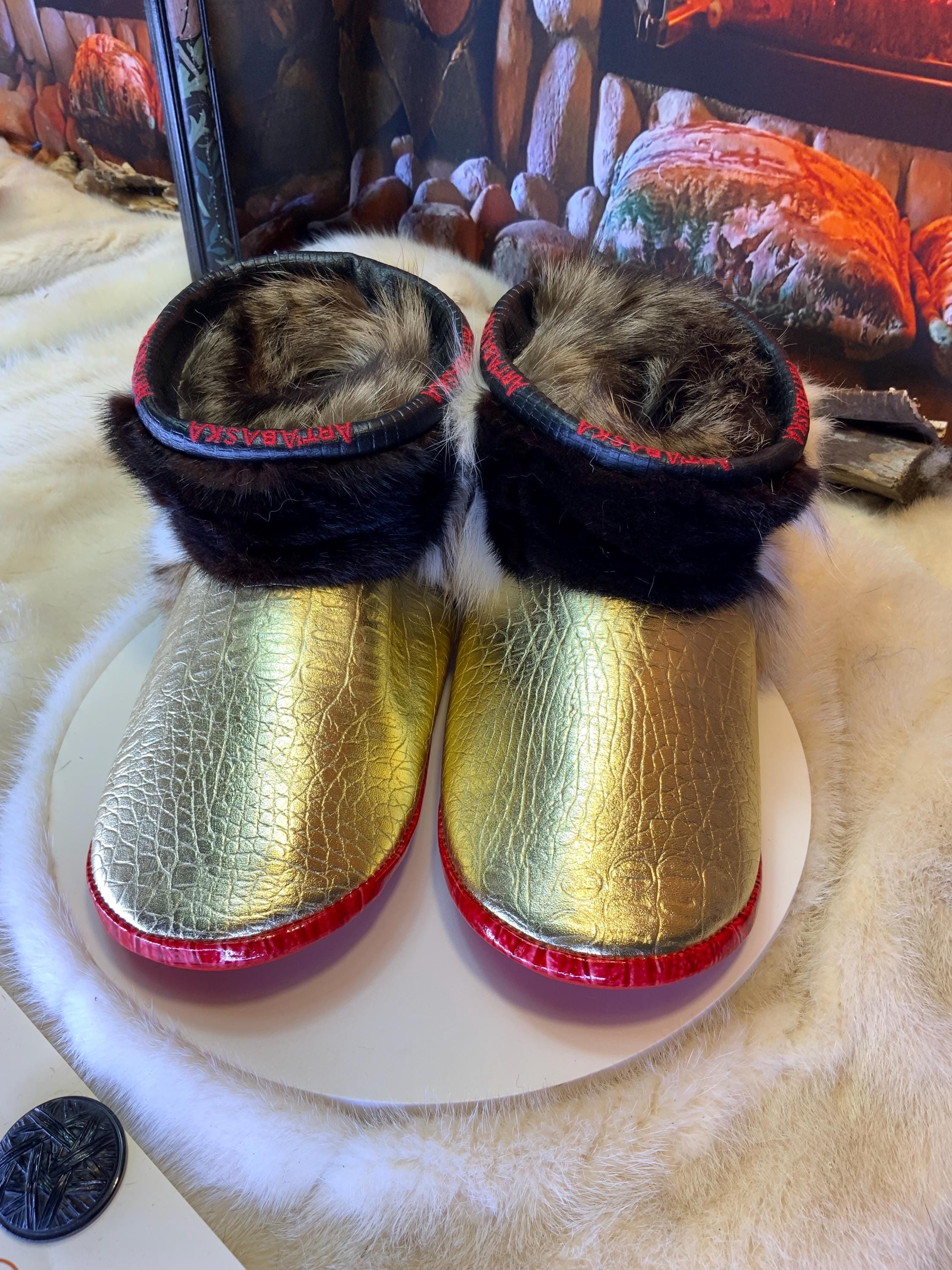 Mocassin d’intérieur homme Les Blandine – pointure 10 – cuir doré imprimé crocodile, vison & coyote recyclés – fait à la main au Québec