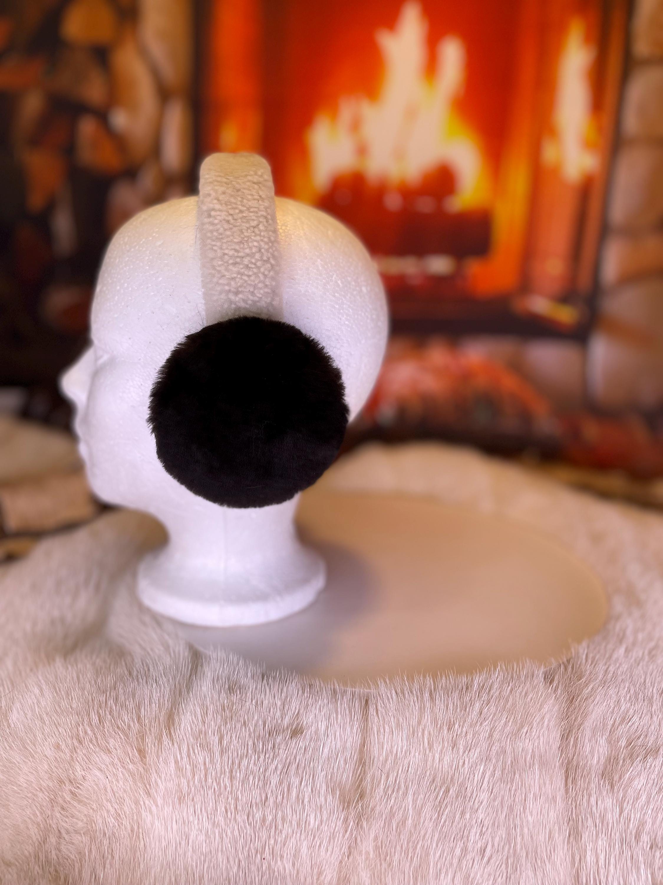 Cache-Oreilles tout en fourrure recyclée édition Castor rasé brun foncé naturel recyclé et mouton rasé sur la tête  Les Noella