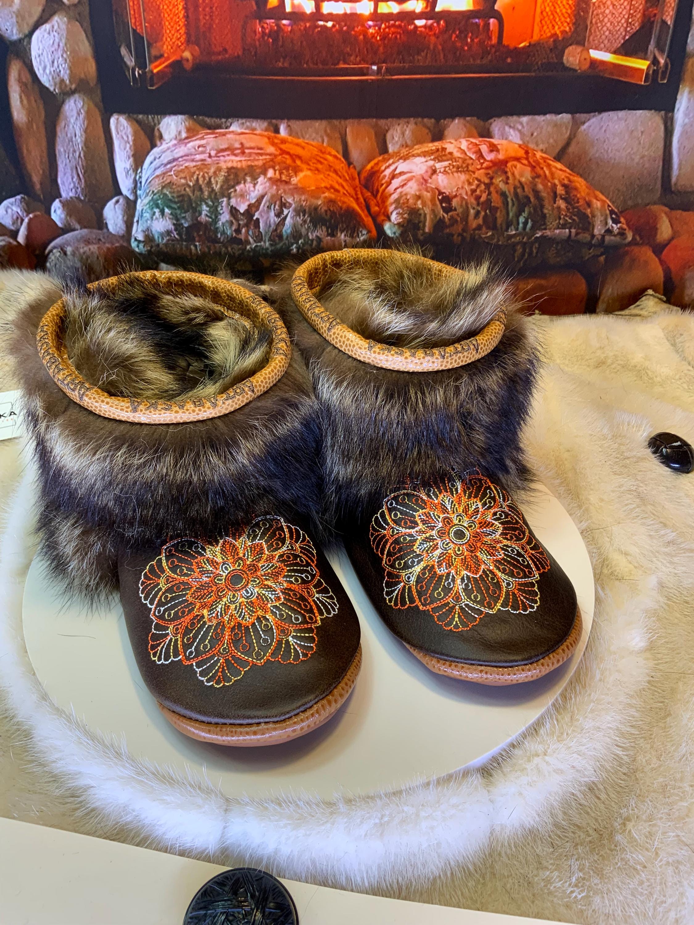 Mocassins d’intérieur Murielle – 6 femme – cuir italien brun chocolat brodé mandala orange, jaune et blanc, semelle brun chocolat au lait ✨🤎