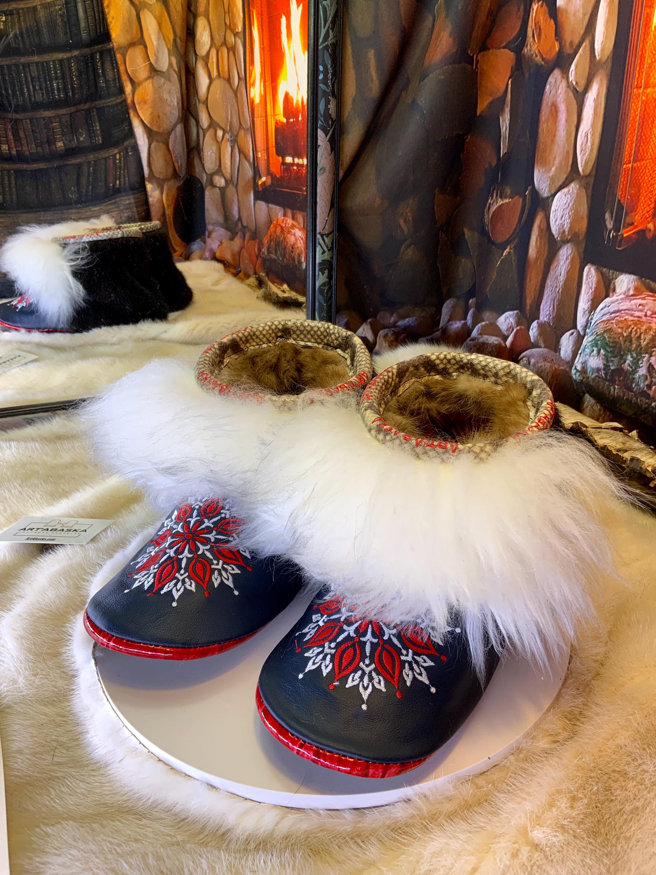 Mocassins d’intérieur Sylvie 10 femme cuir bleu marin foncé serpent italien recyclé mouton vison brodé mandala Québec